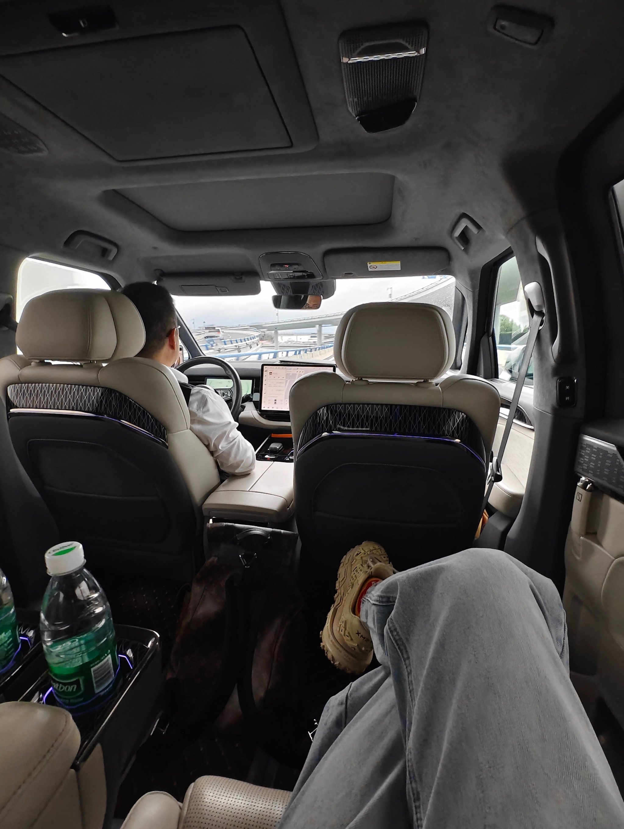 极氪009接机服务引关注，9X即将在沪上市