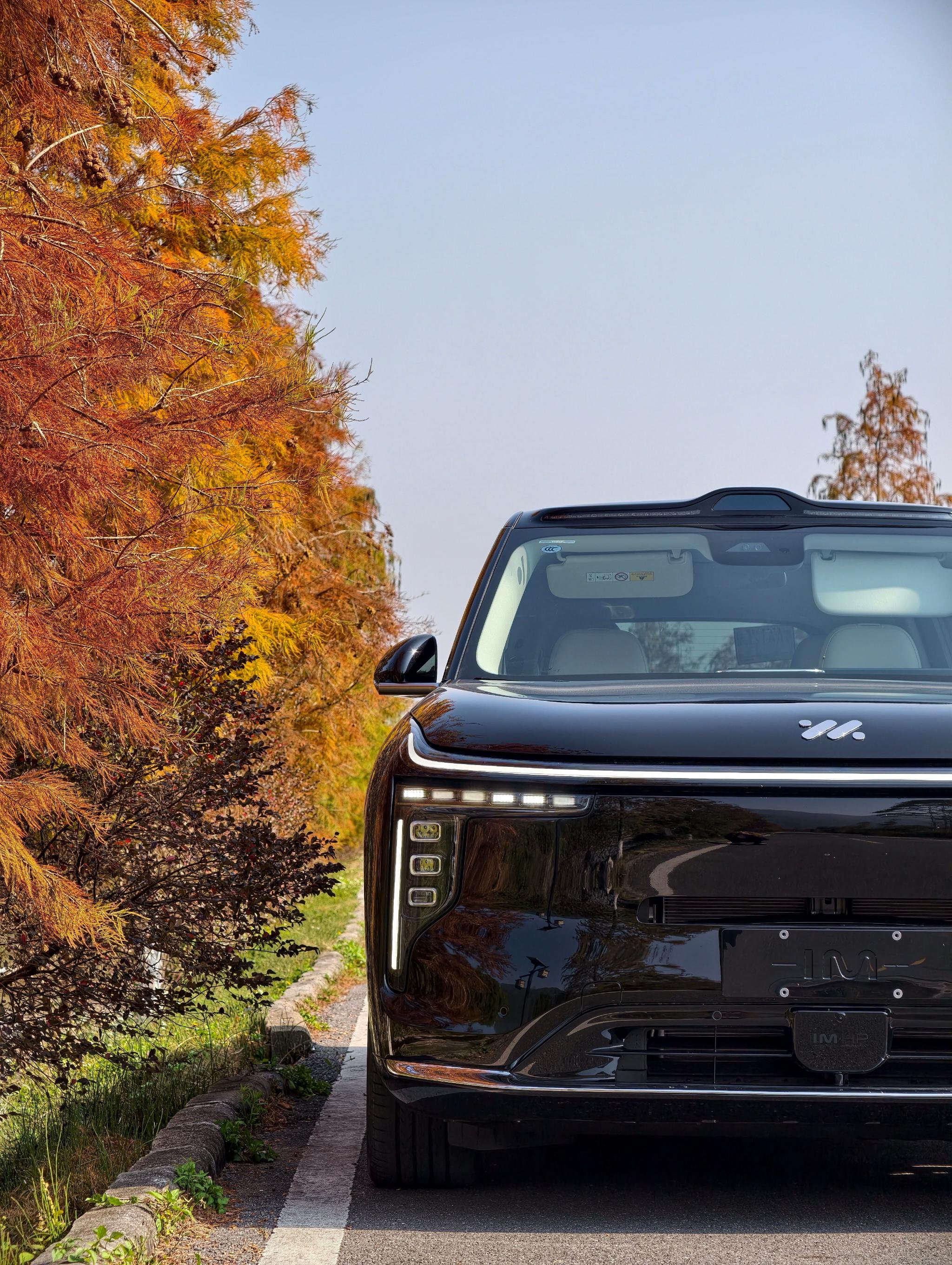 智己LS9驶入粤北冬日，黑黄配色温暖沿途风景