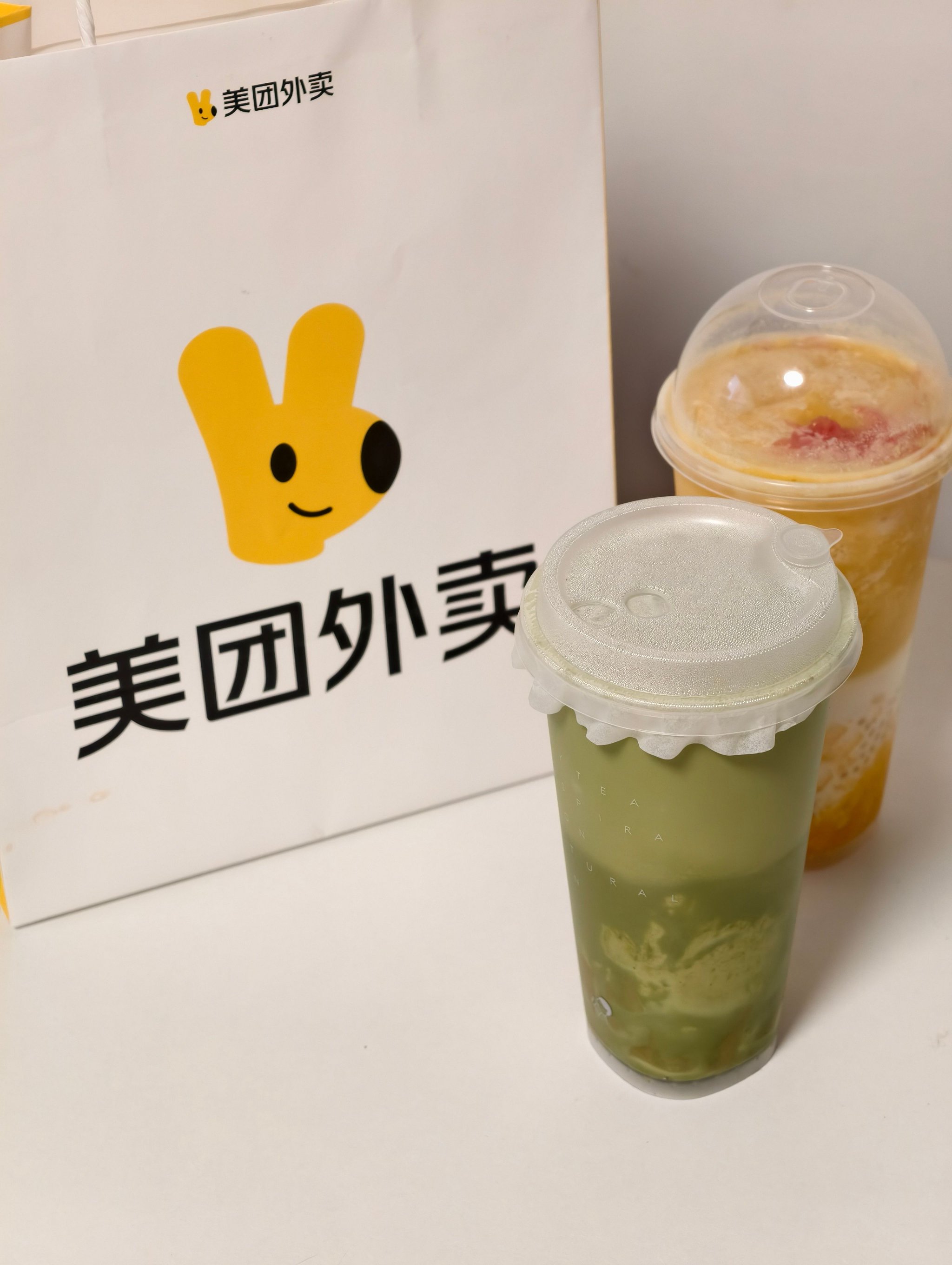 周杰伦代言美团外卖，方文山吴尊等明星晒单