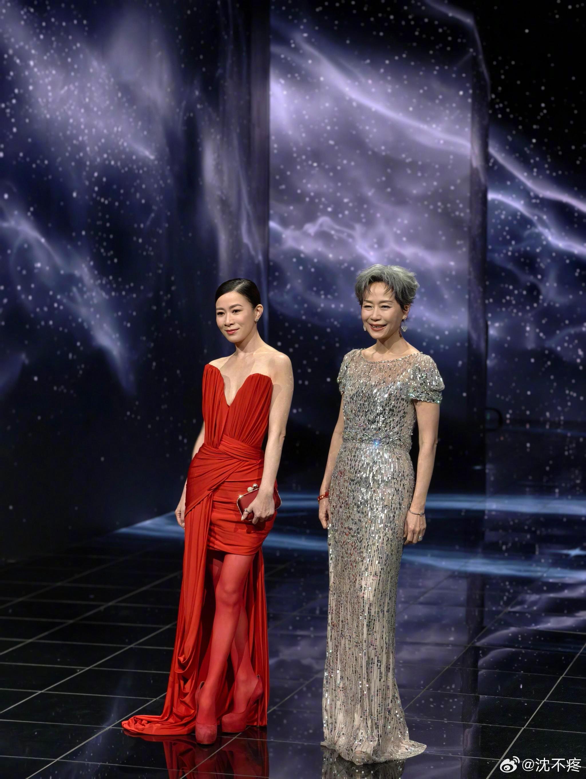 叶童佘诗曼亮相微博之夜红毯状态佳