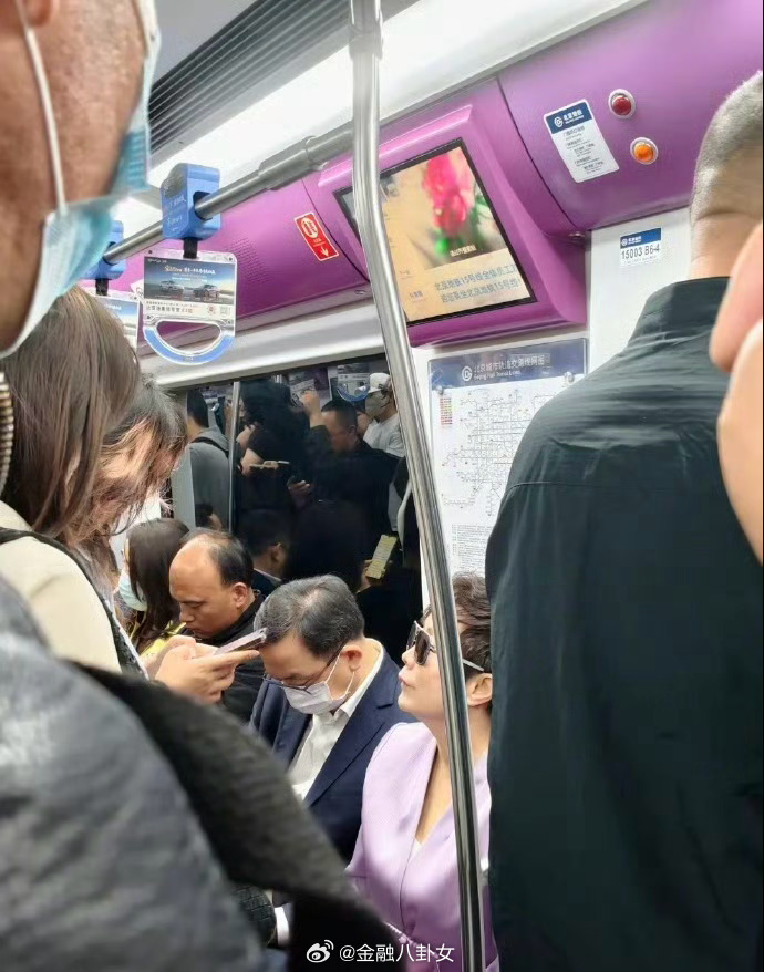 比亚迪董事长王传福乘地铁赴北京车展被偶遇