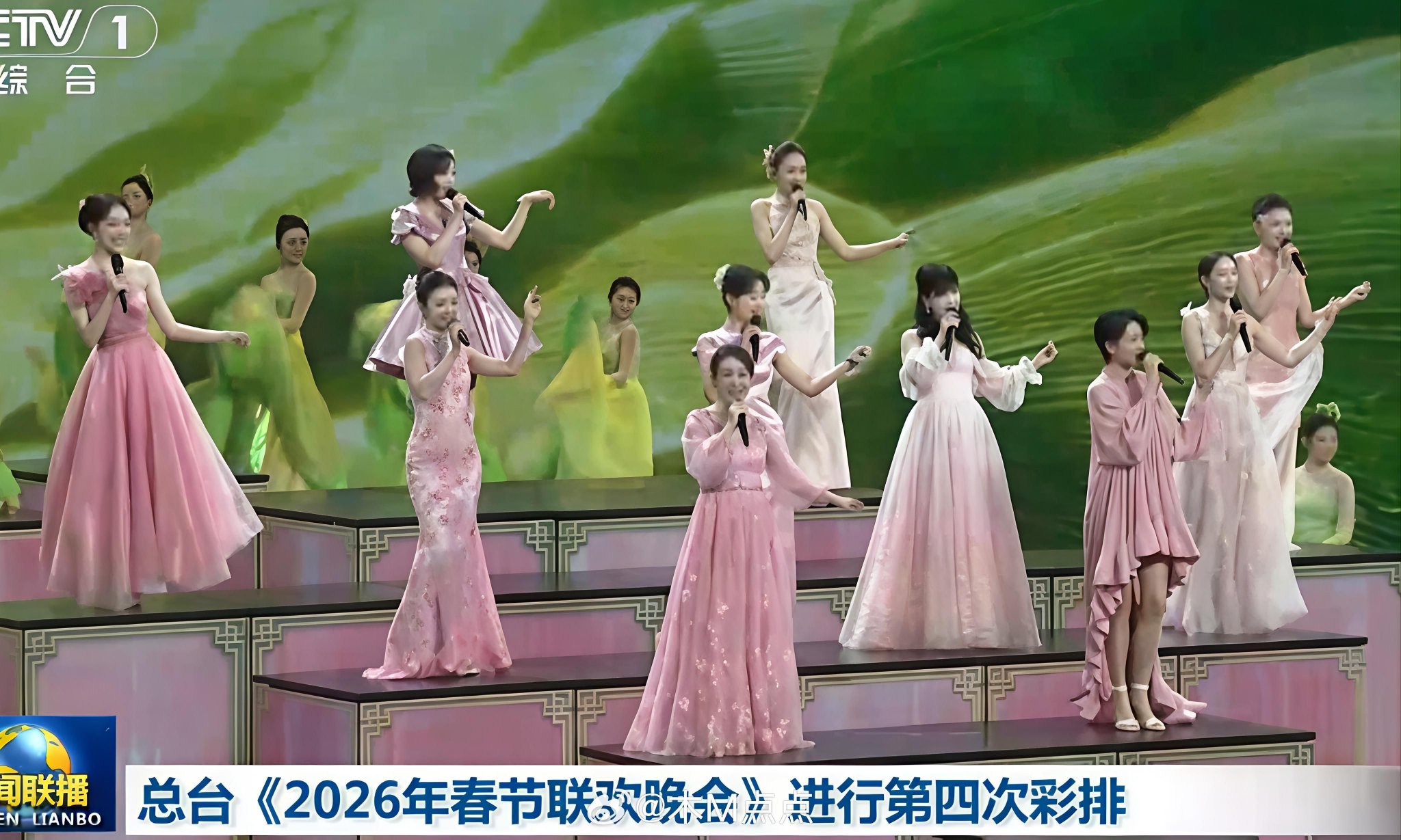 Papi酱春晚含金量上升，10人合唱引热议