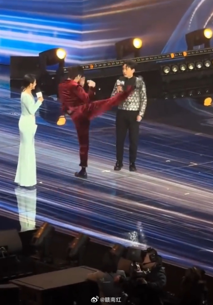 向佐舞台高鞭腿险踢中百克力头部，事后三度道歉