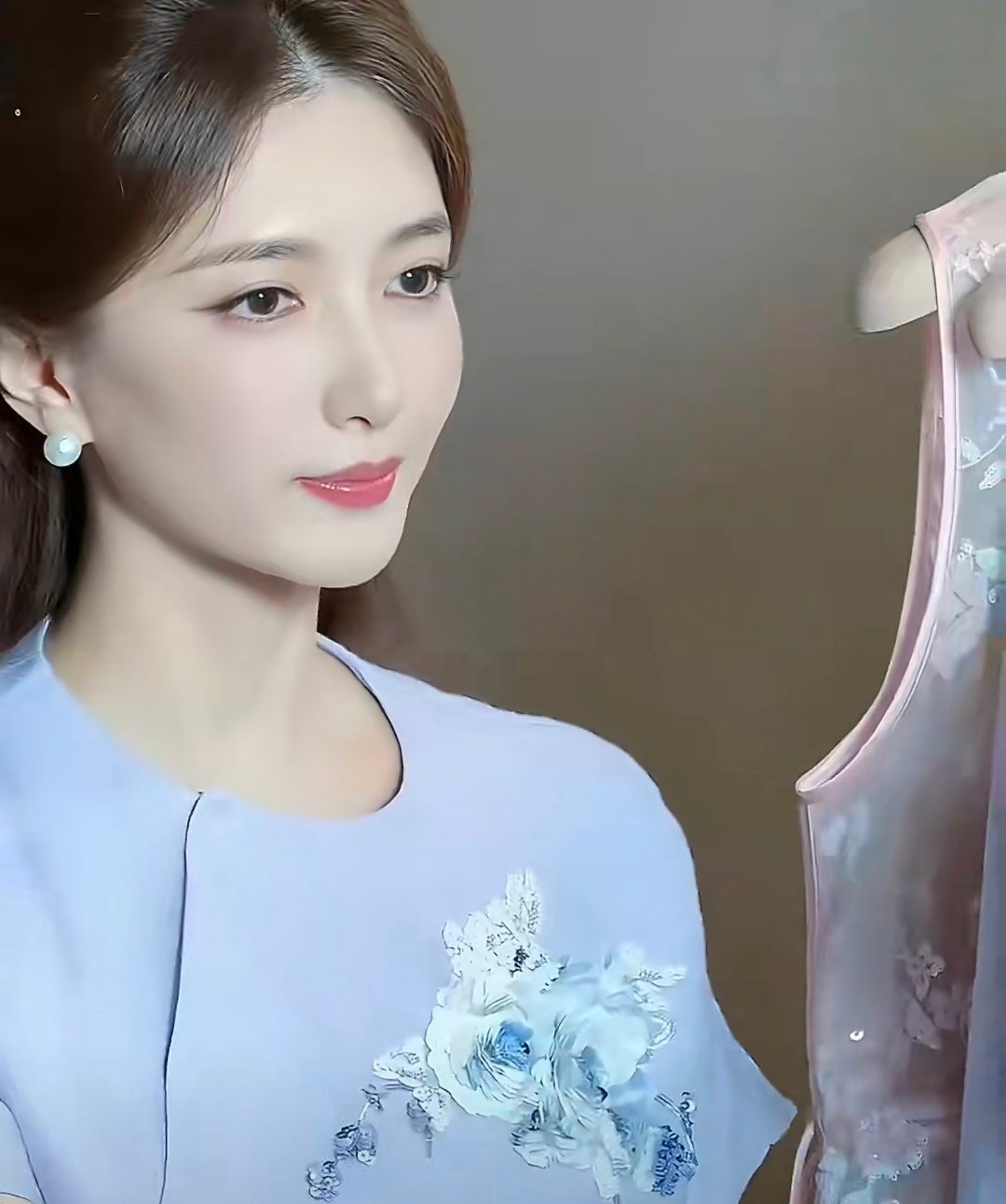 江疏影怼脸镜头展现素颜级美貌