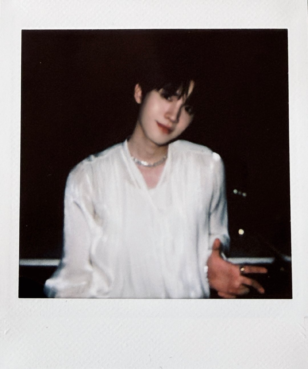 周翊然新加坡旅行明信片曝光，制服造型引期待