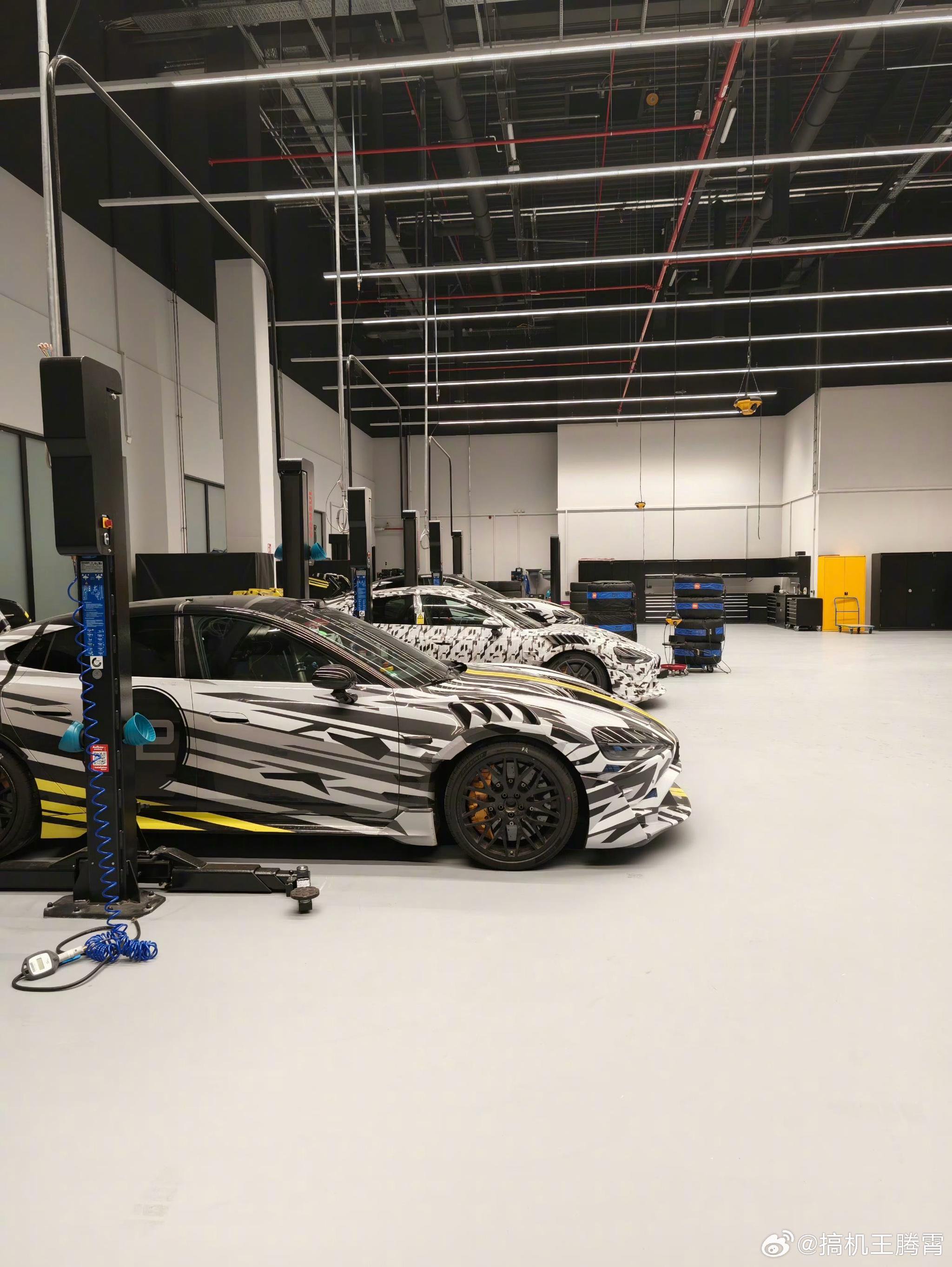 小米SU7 Ultra纽北刷圈被拍 尾翼比肩保时捷911 GT3 RS