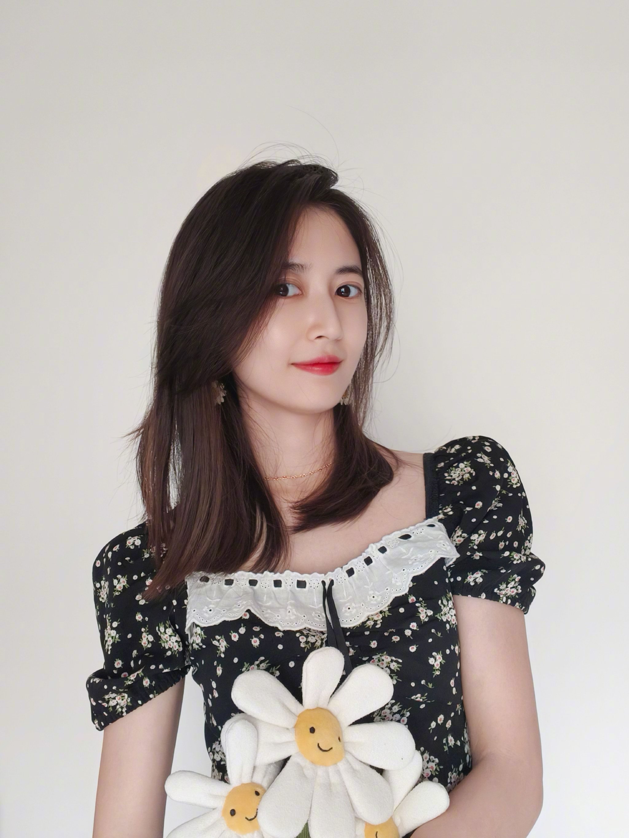 陈钰琪侧颜清辉氛围感颜值引关注