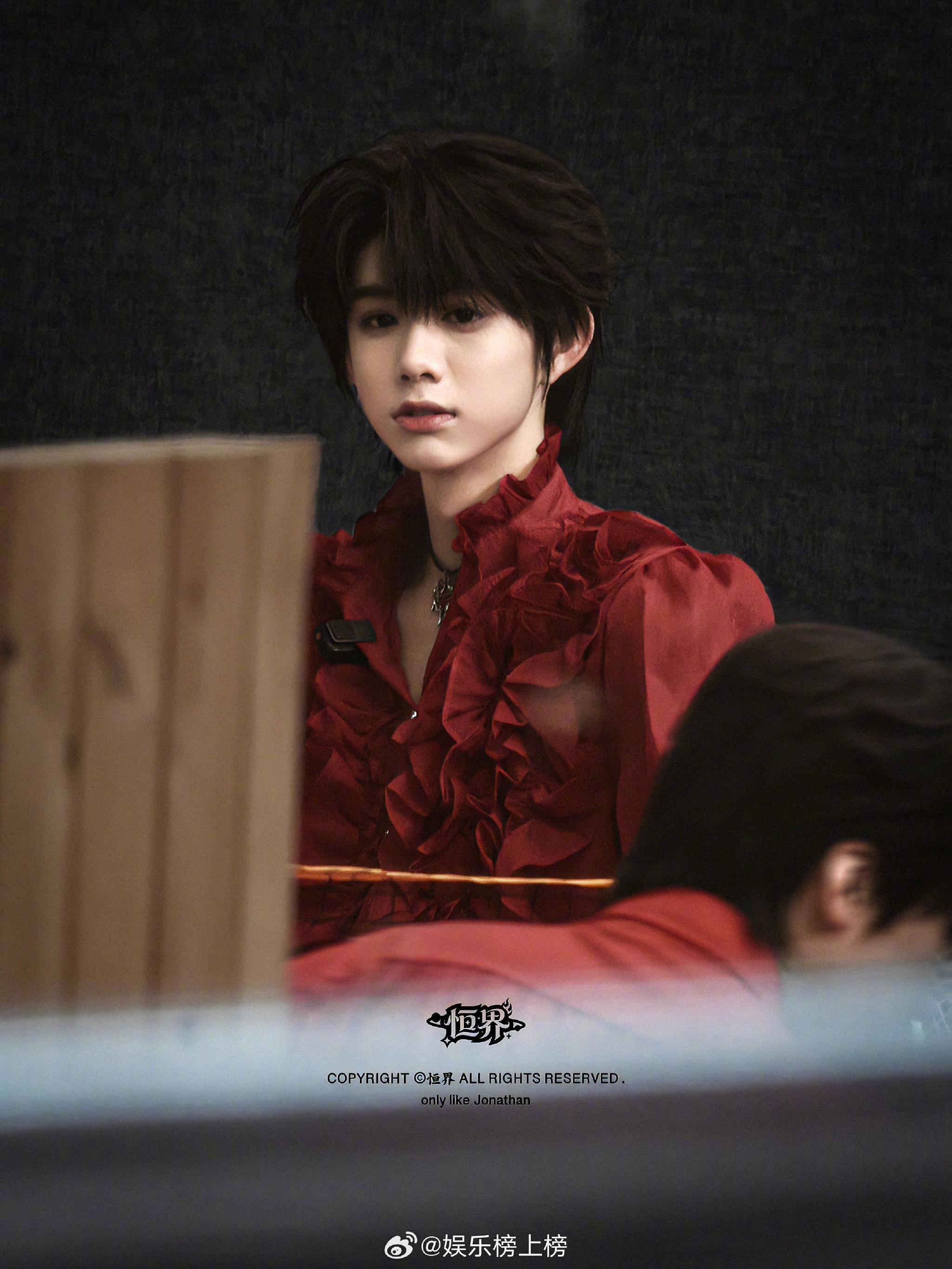 陈奕恒今日外拍路透曝光，红衣造型引热议