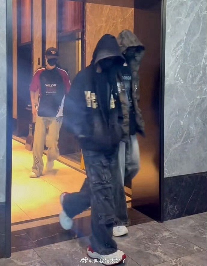 TF四代左奇函穿陈奕恒裤子引发粉丝争议