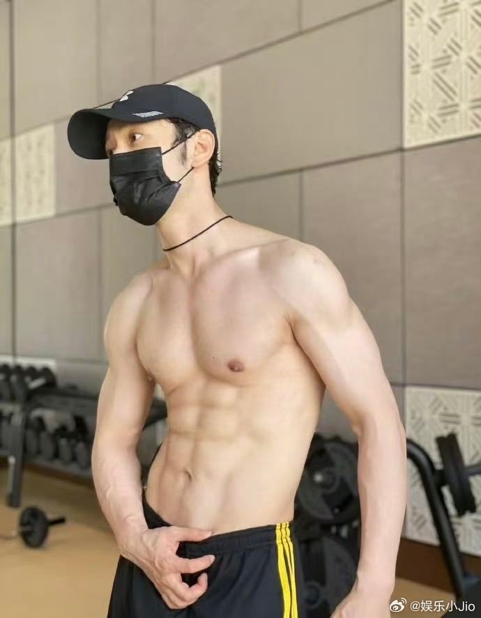 黄晓明称58岁仍将展示腹肌