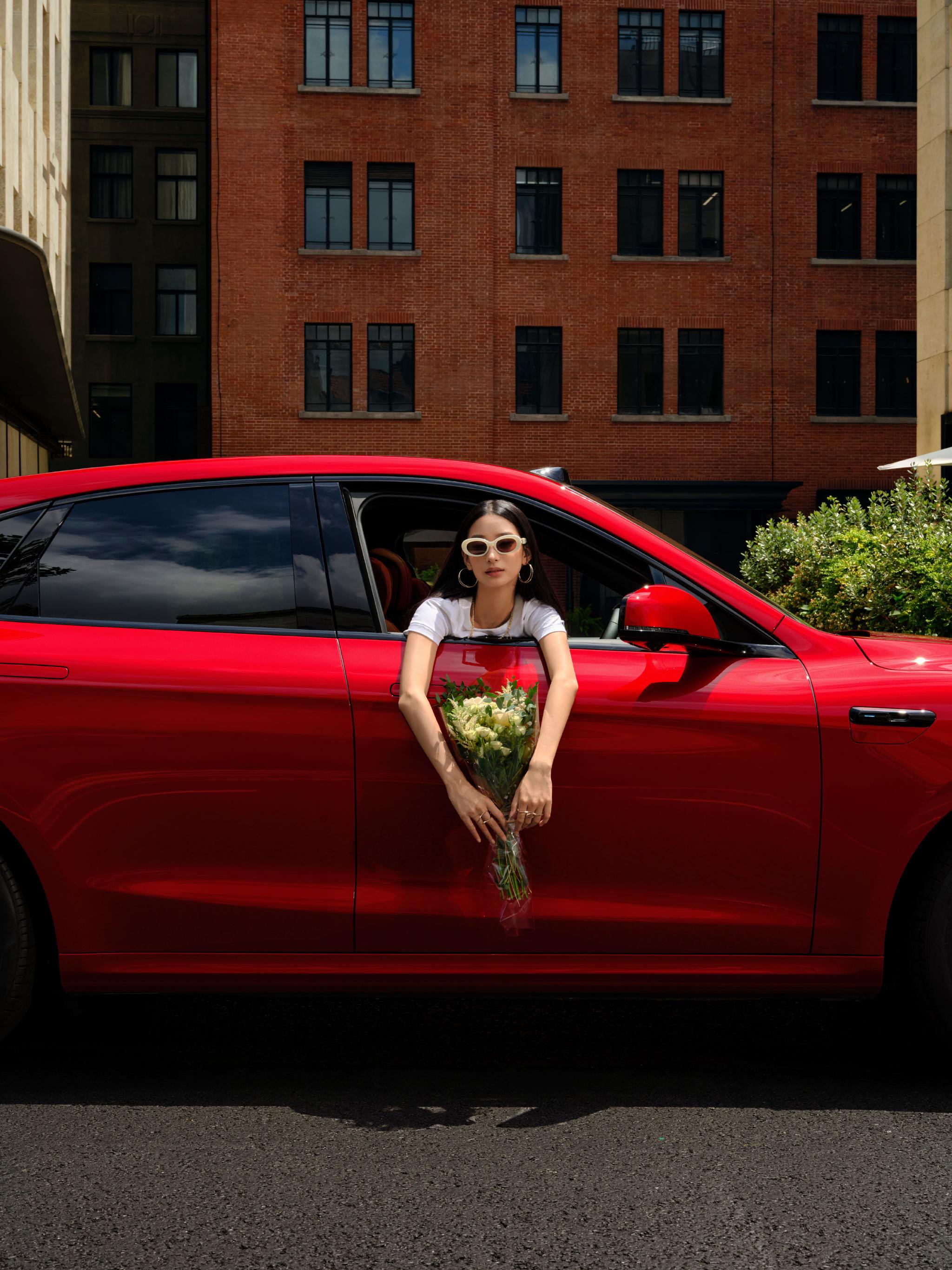 余承东发布问界M5跃影红新色，8月25日开售