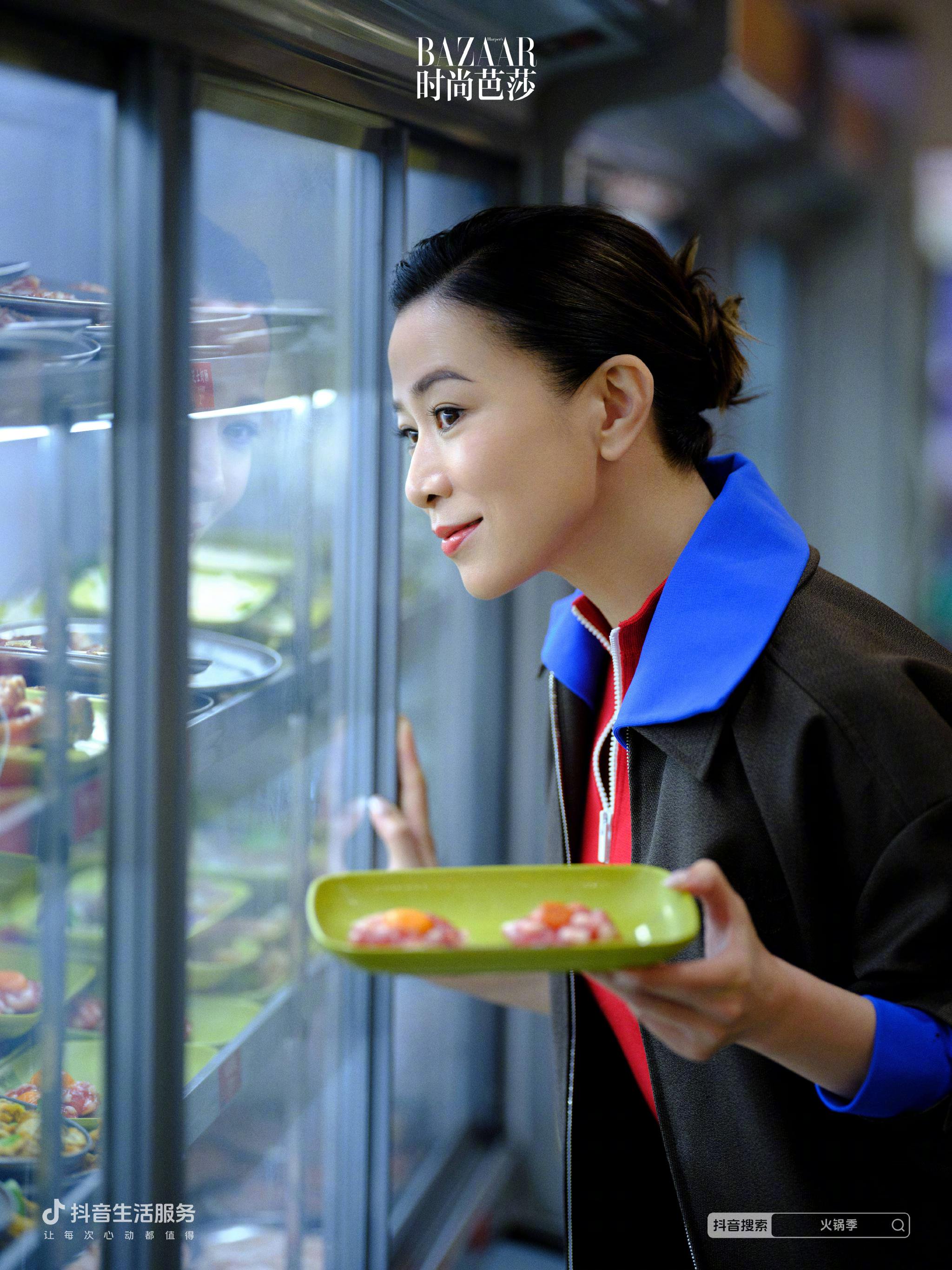 佘诗曼漫步广州骑楼旧街，品味广府慢韵暖意