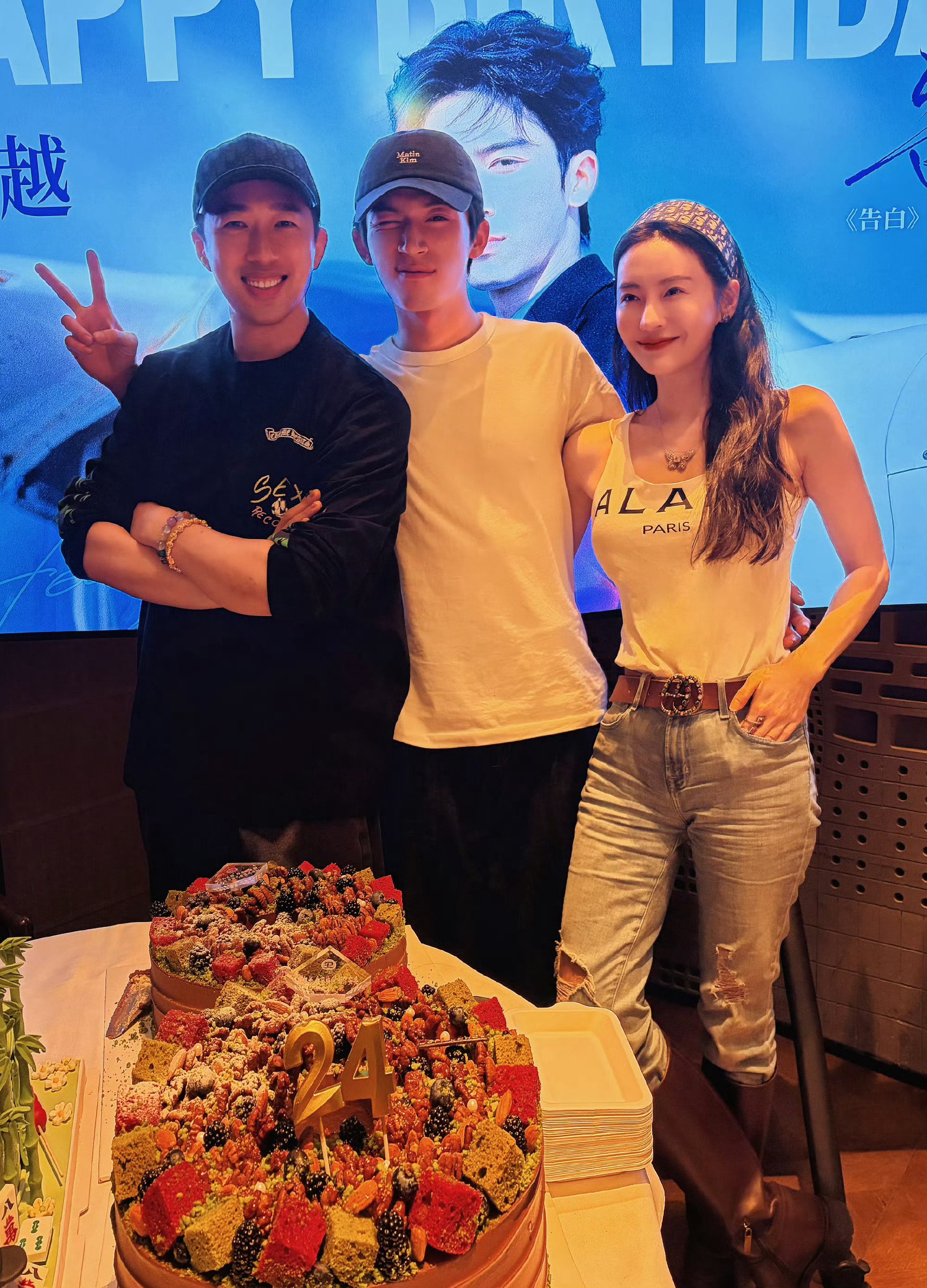 于正晒王星越生日探班照称其归来仍是少年