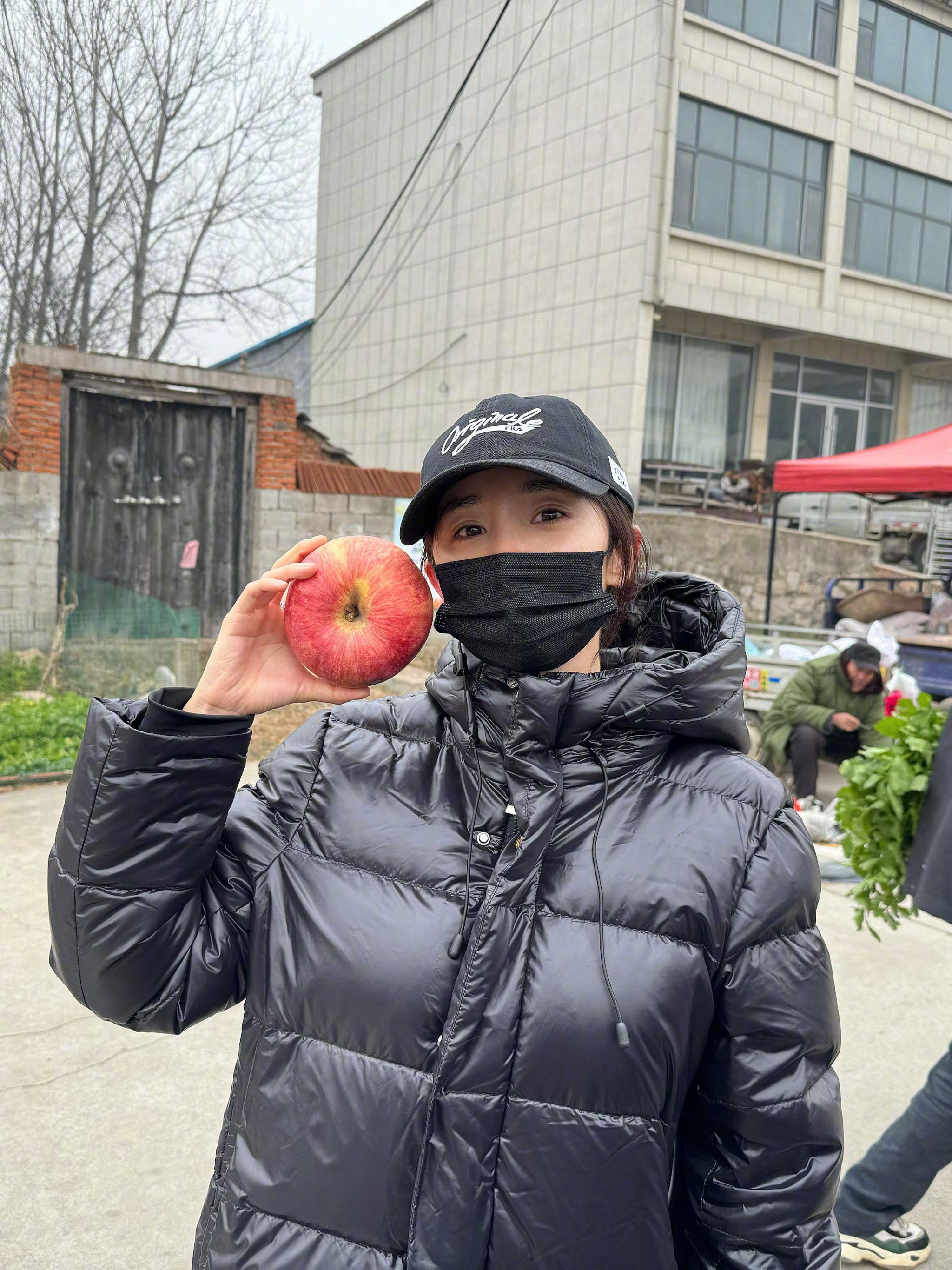 杨幂脸小如苹果引惊叹