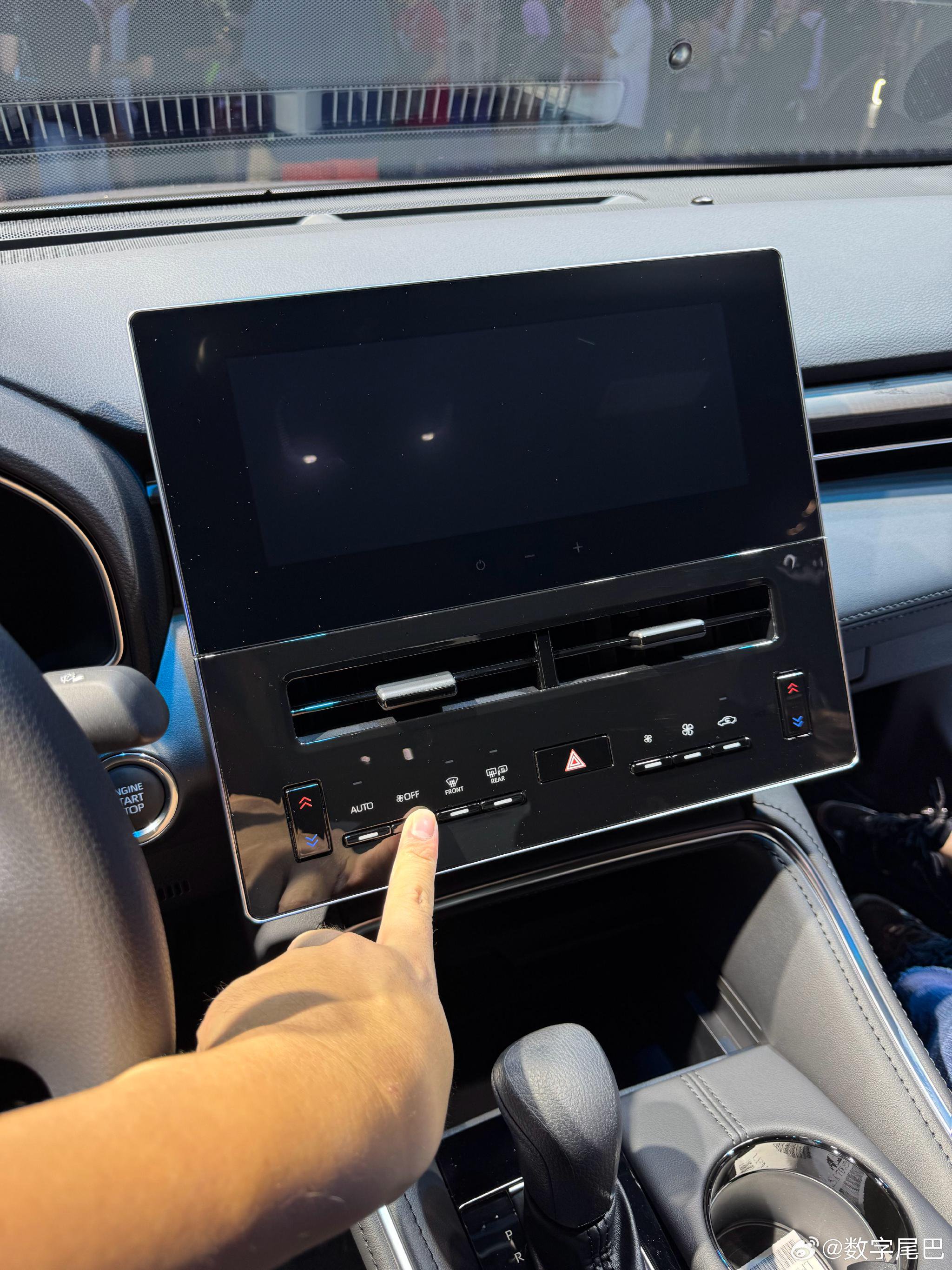 丰田新车设计引争议，触控屏与实体按键混搭