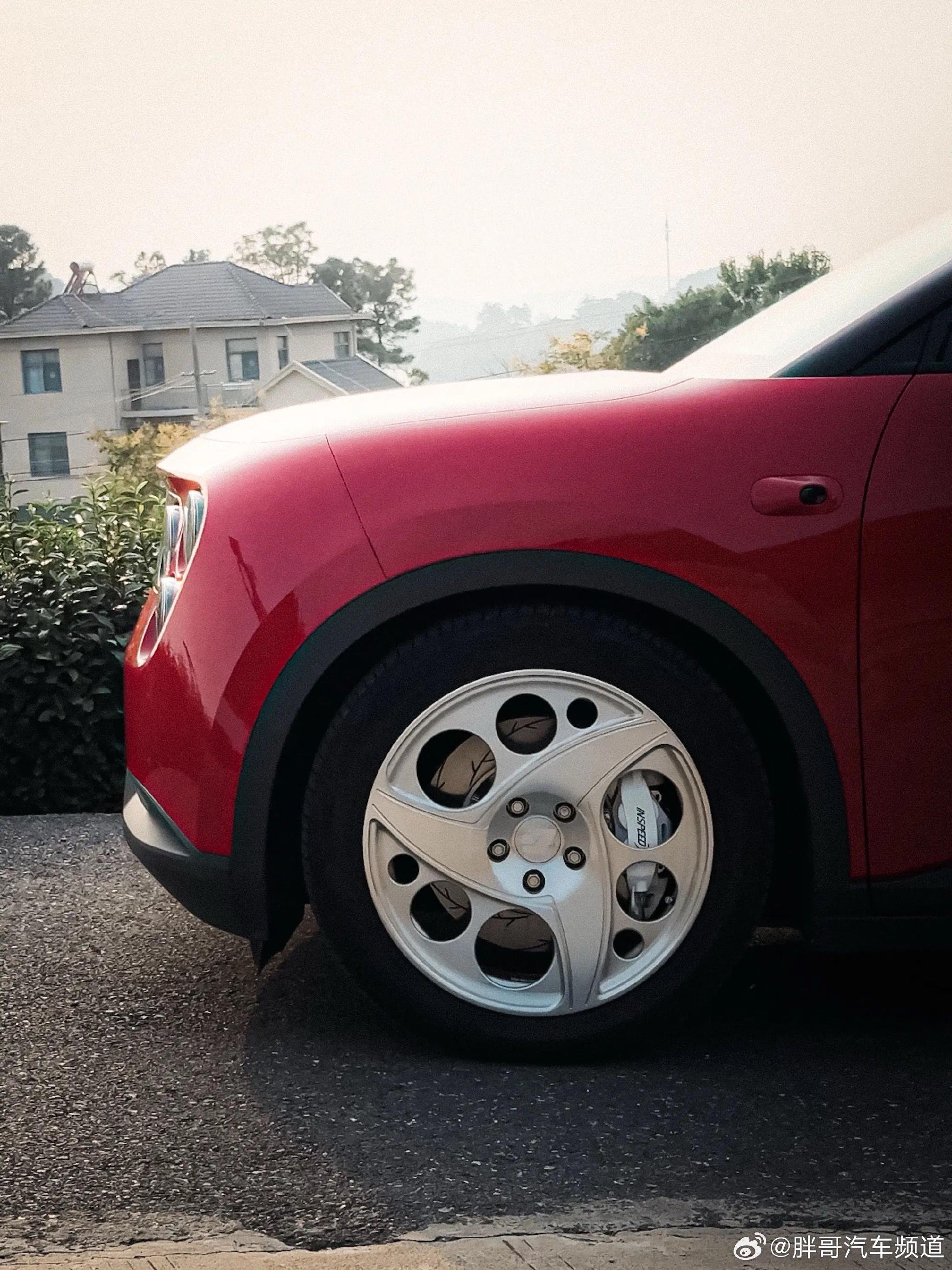 胖哥汽车频道展示血轮眼尾灯改装车