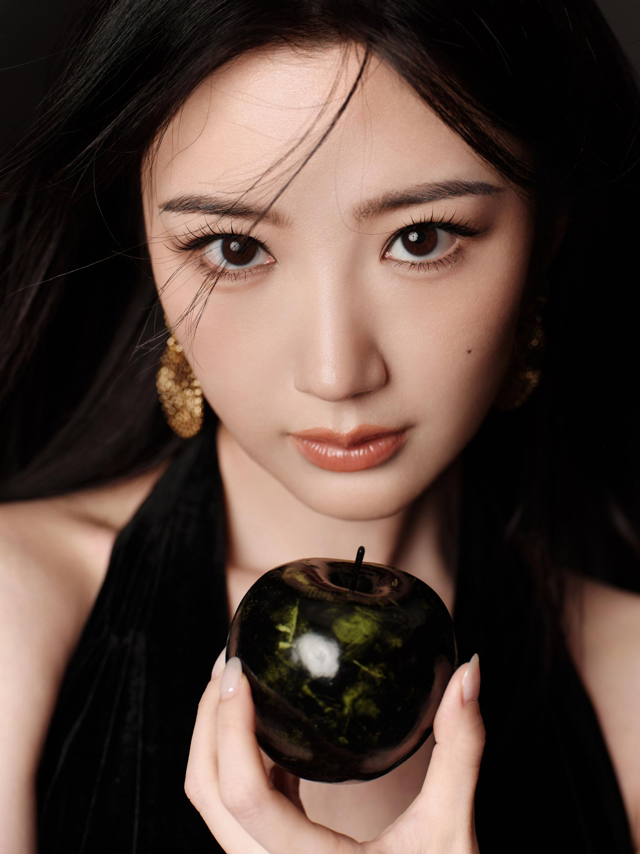 毛晓彤黑色丝绒裙搭金色配饰演绎高级感