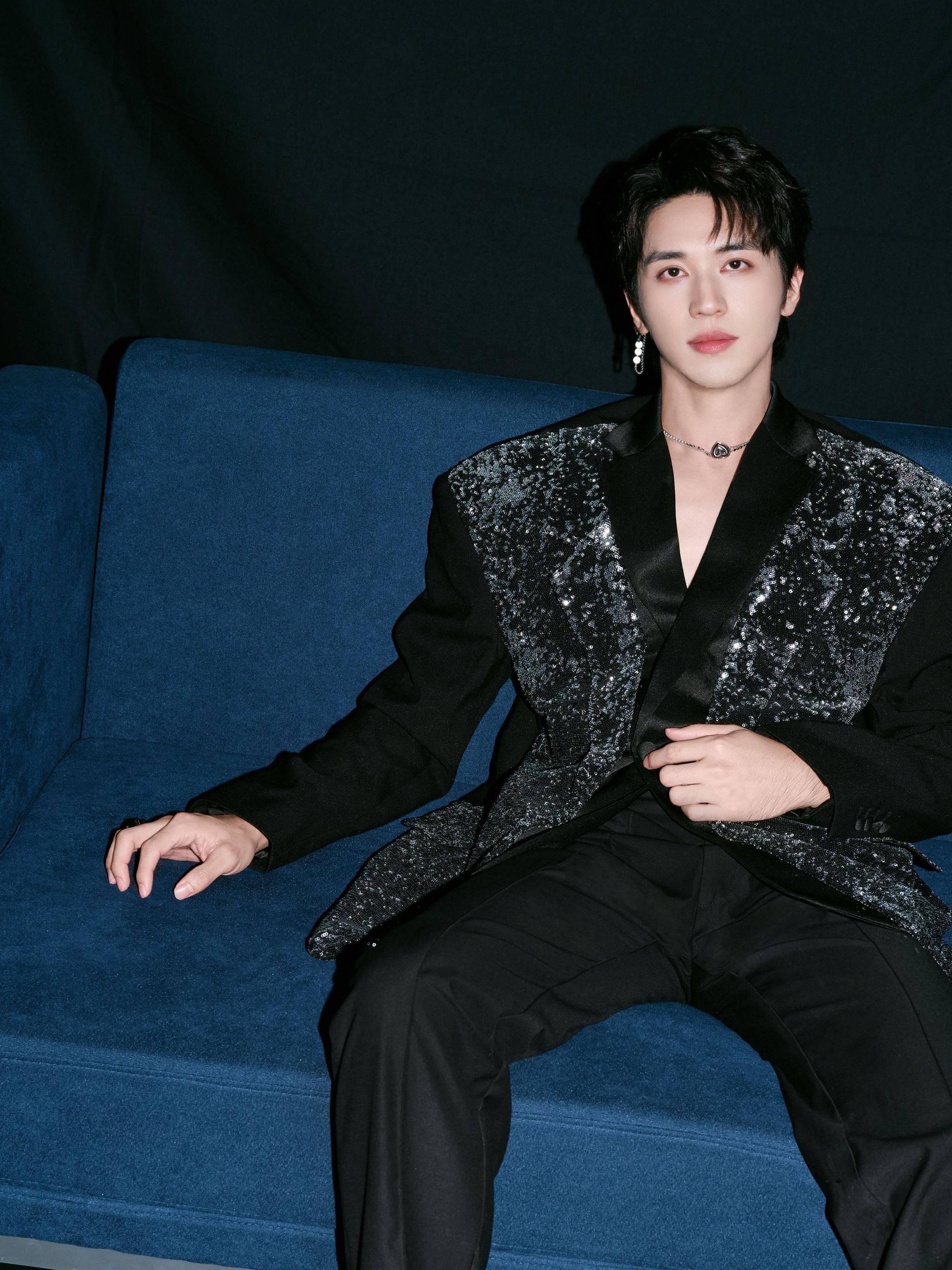 许魏洲披荆斩棘总决赛亮相，与粉丝热情互动