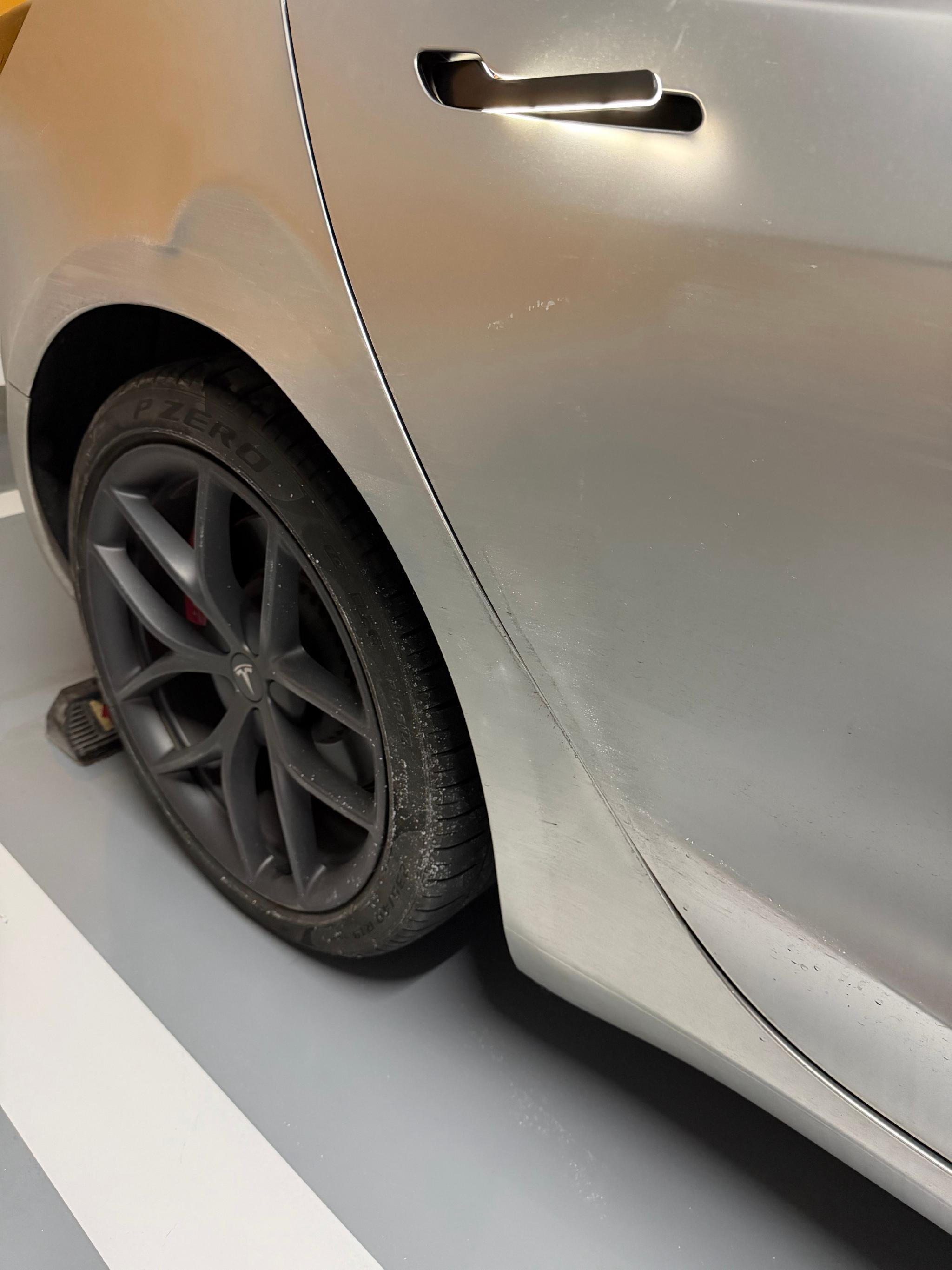 车主地库撞柱损失两千，改色膜不赔自费维修