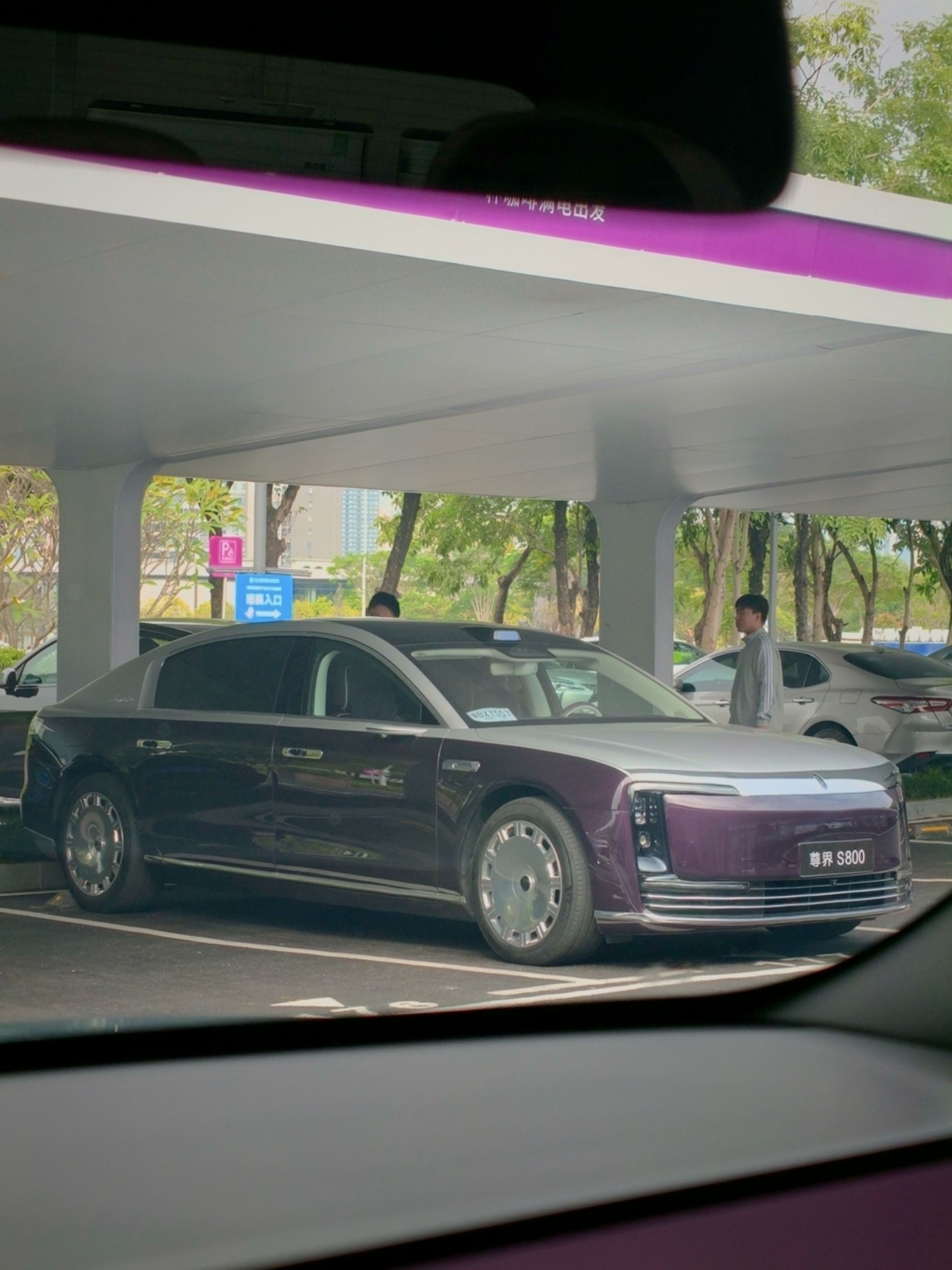 车主体验尊界引路人围观，充电洗车频被询问