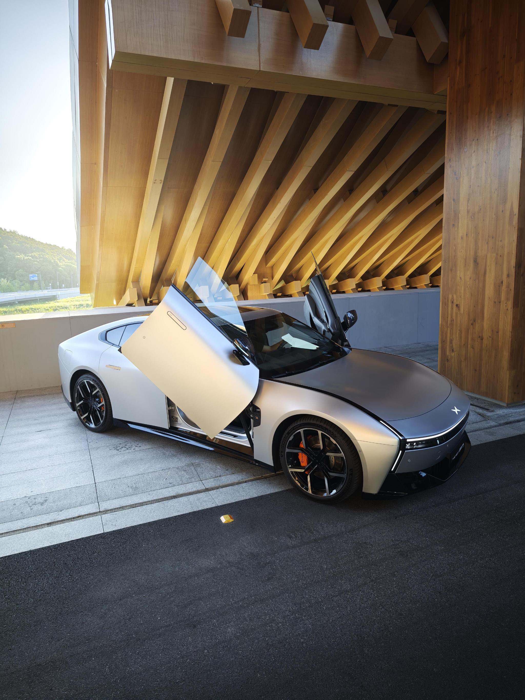 小鹏P7鹏翼门设计引热议