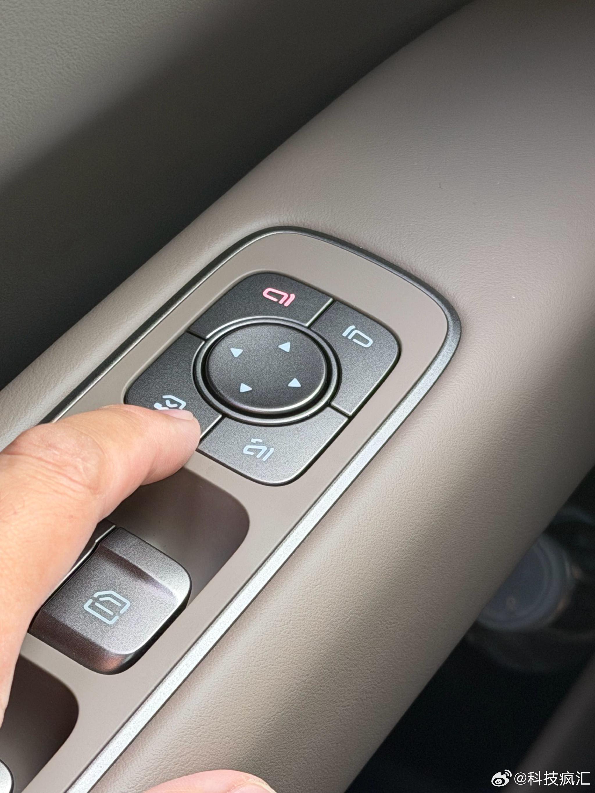 理想i6保留后视镜实体键获油车车主好评