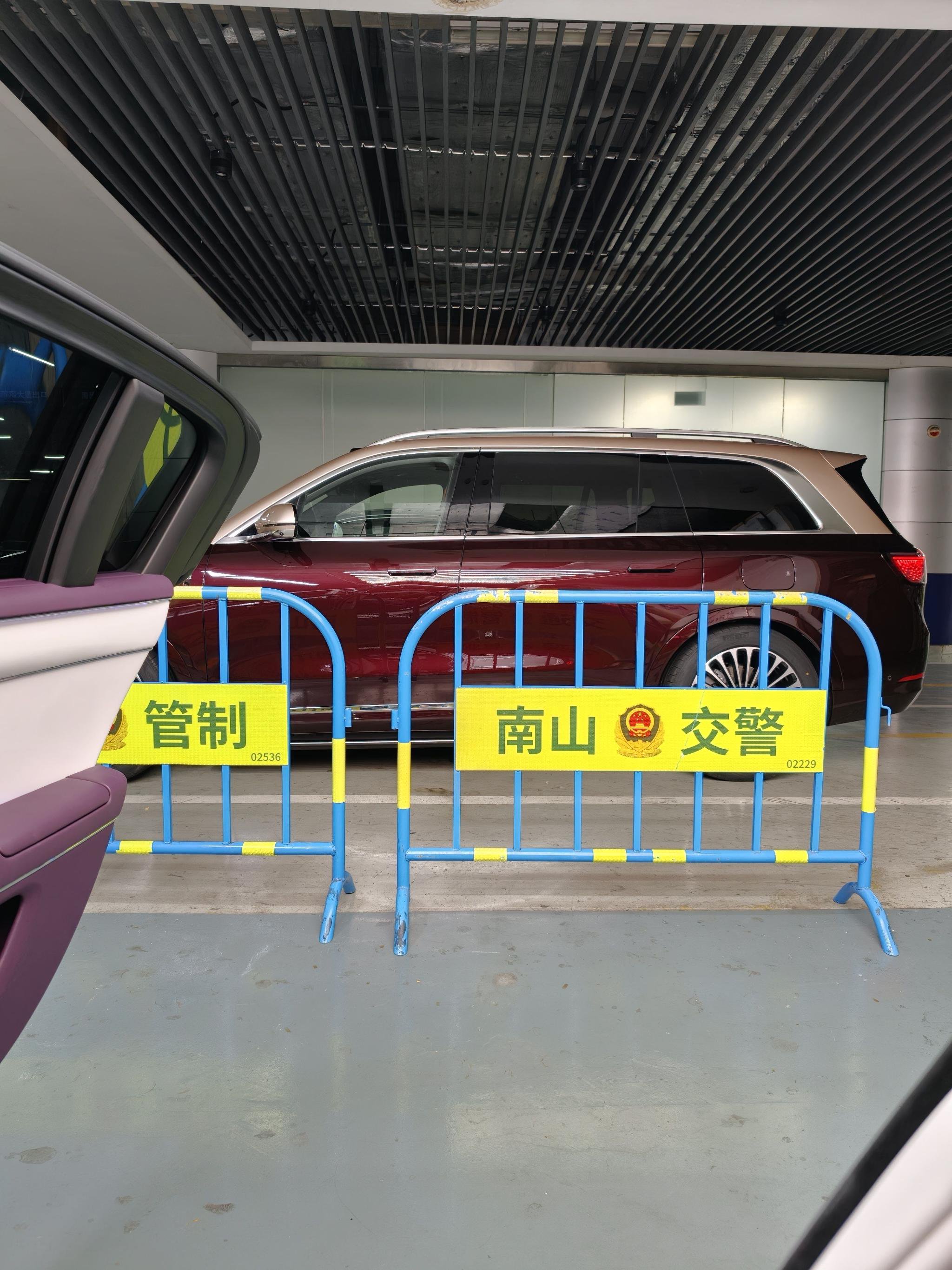 余承东现身车管所验车，华为M9、M8同场亮相