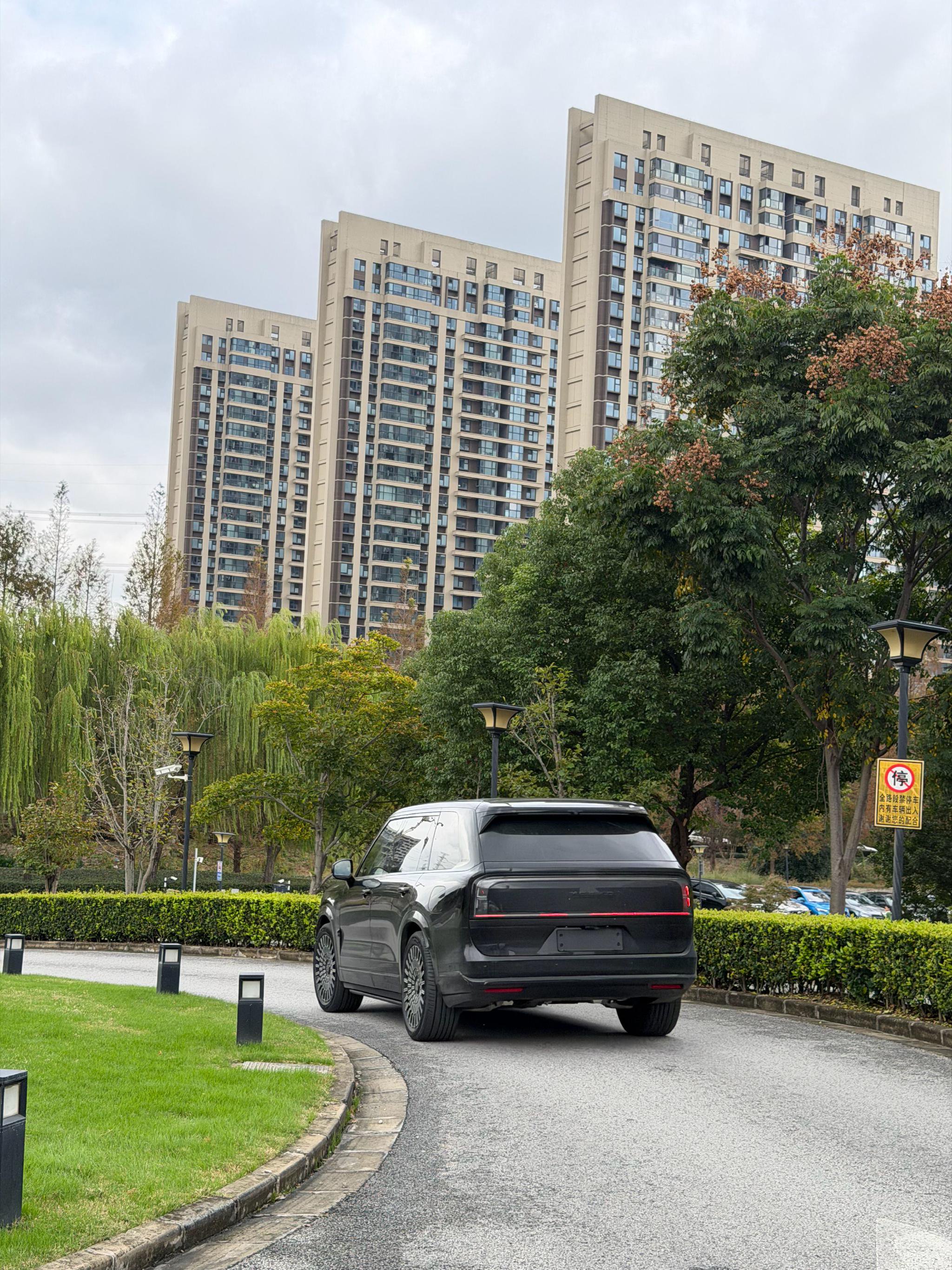 酒店偶遇极氪9X黑武士沉稳帅气