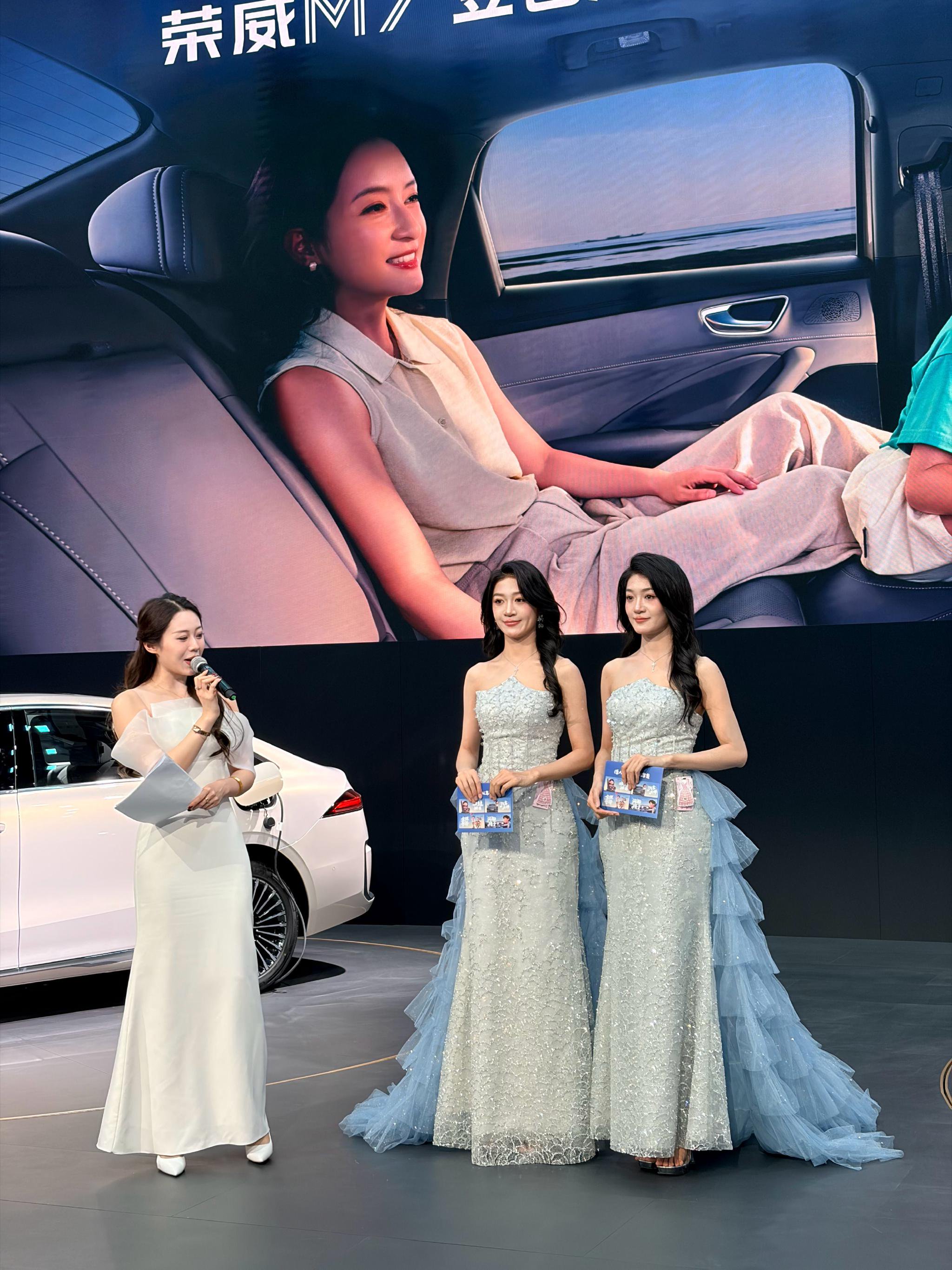 广州车展荣威展台双胞胎模特亮相