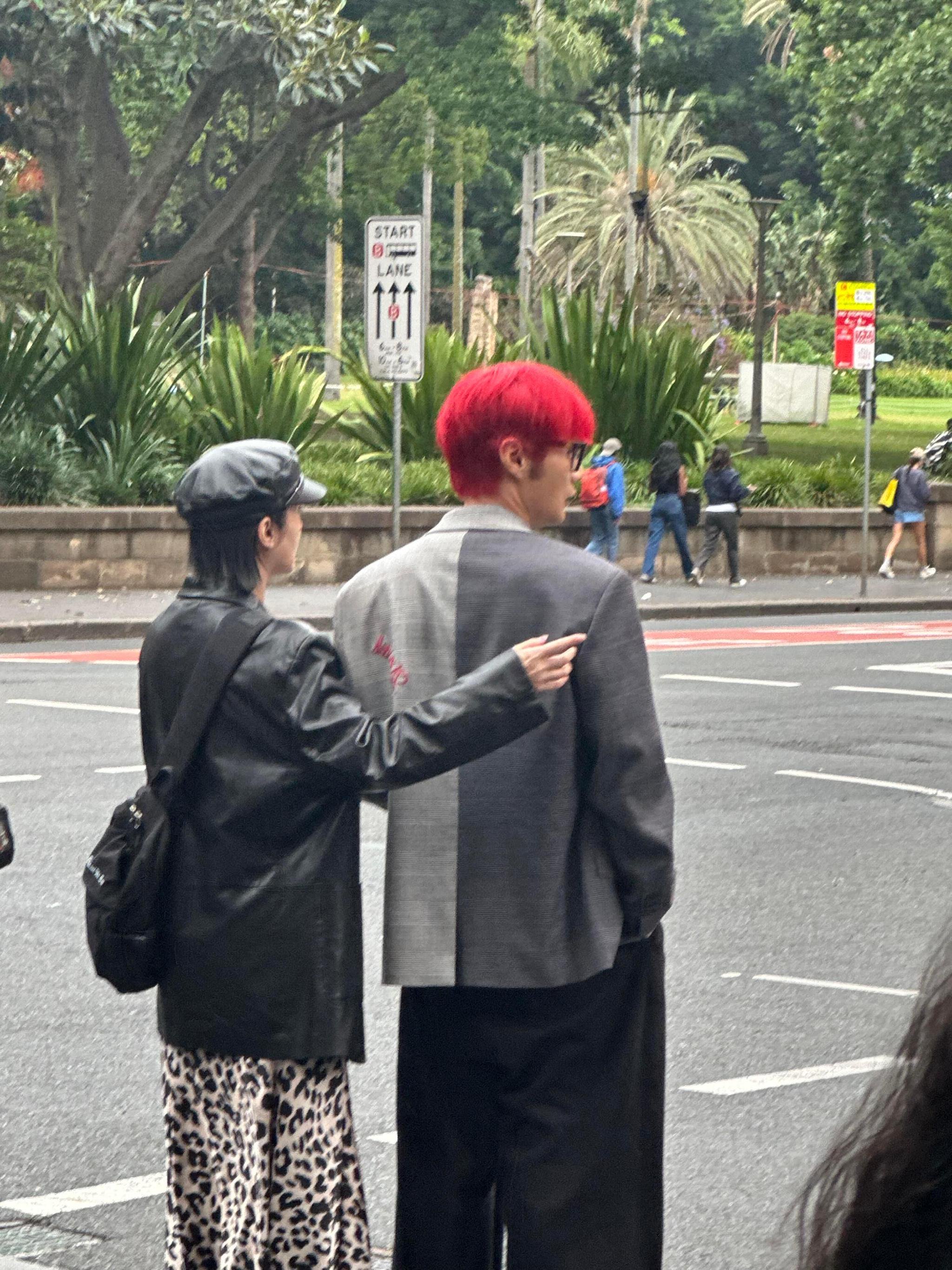 李荣浩杨丞琳夫妇澳大利亚街头逛街被偶遇