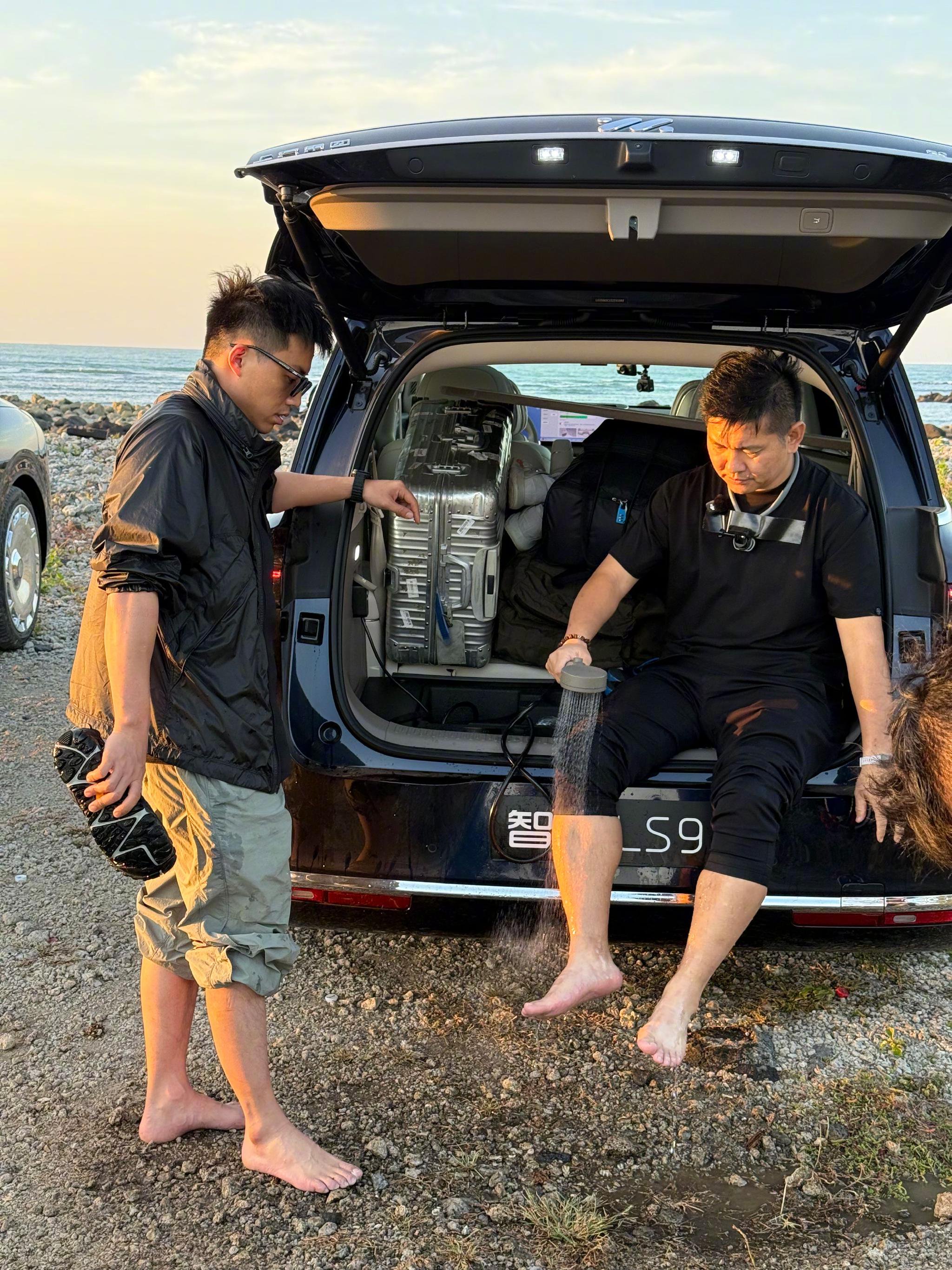 智己LS9后备厢电热水系统创新实用，户外洗脚体验佳