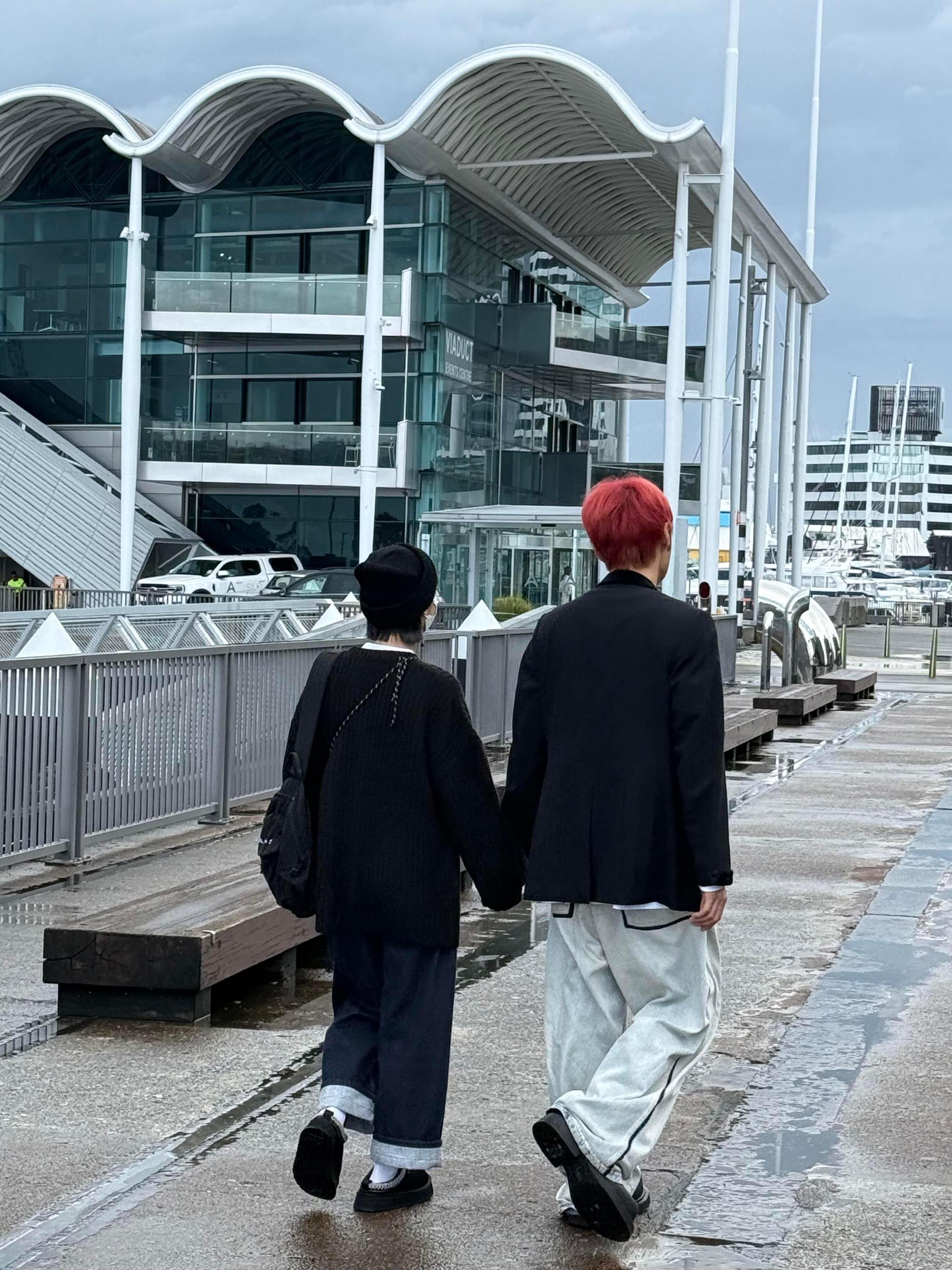 杨丞琳李荣浩奥克兰街头牵手散步