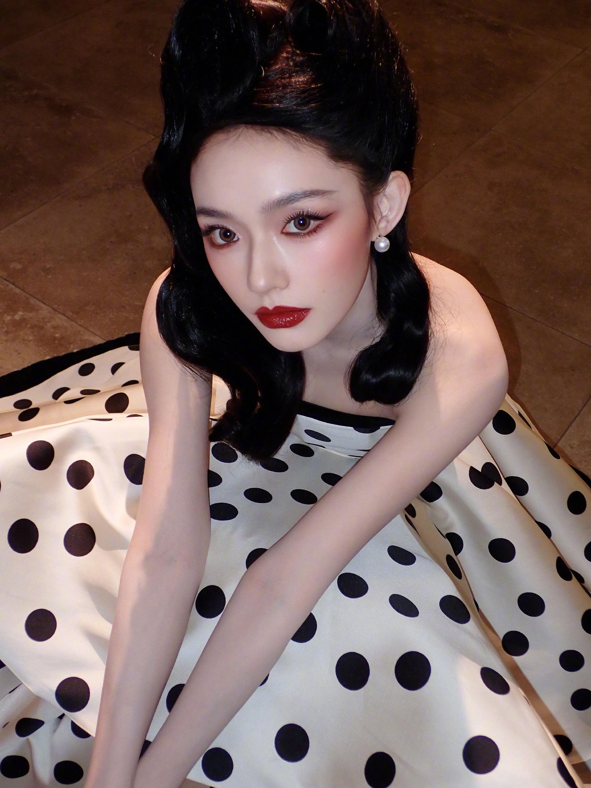 林允穿波点猫女装亮相尖叫之夜