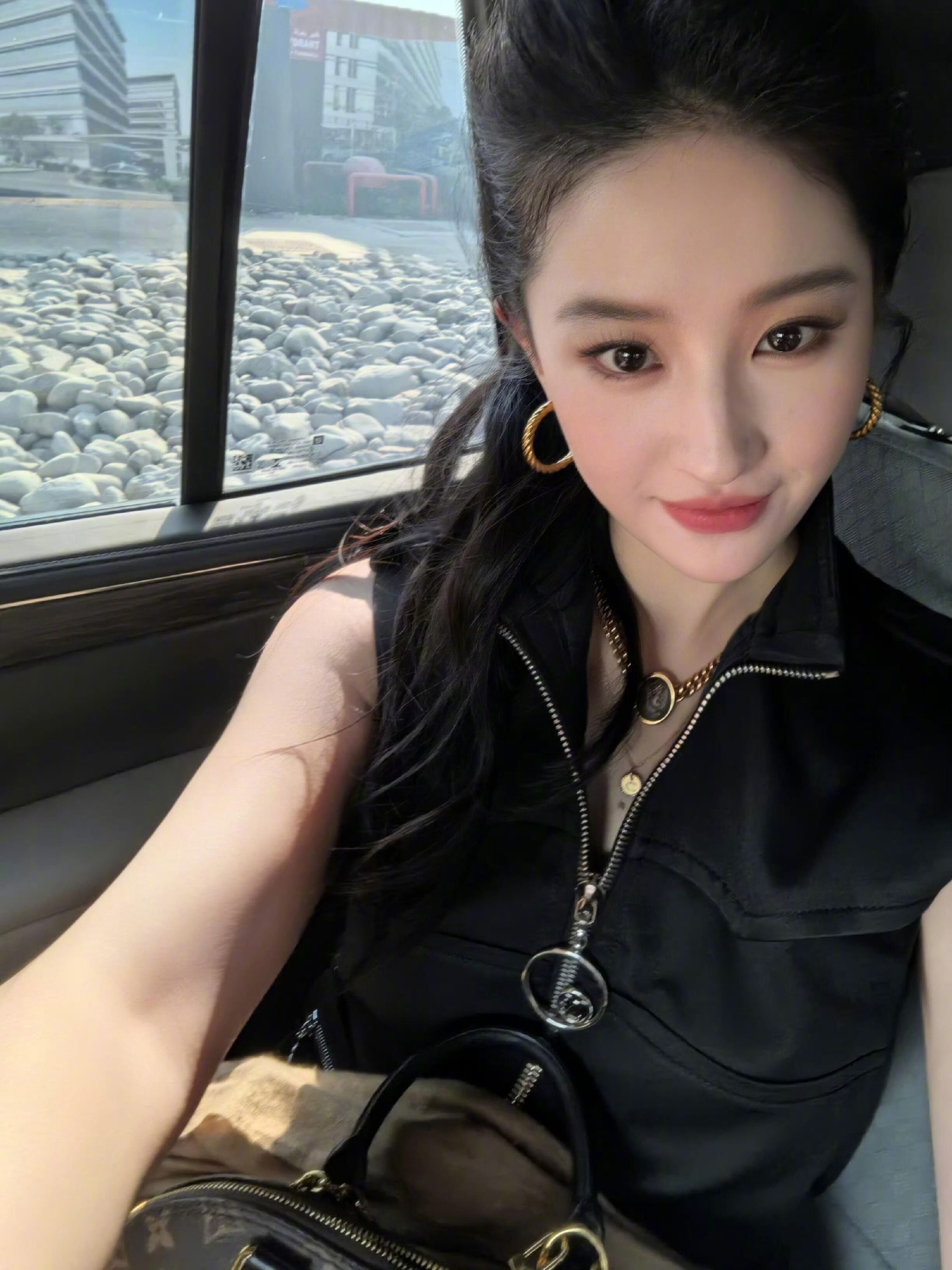 刘亦菲穿LV现身阿布扎比观赛F1