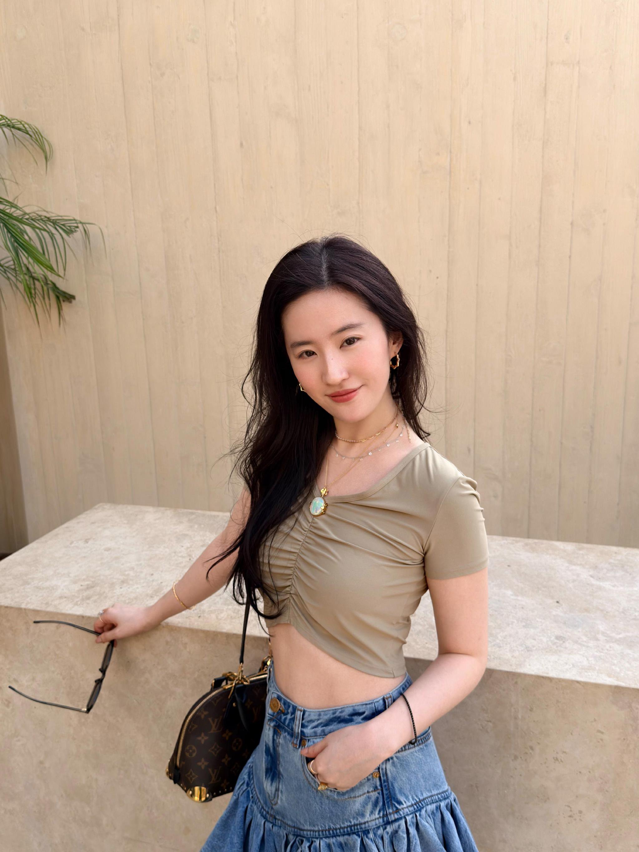 刘亦菲阿布扎比穿lululemon配Zimmermann牛仔裙