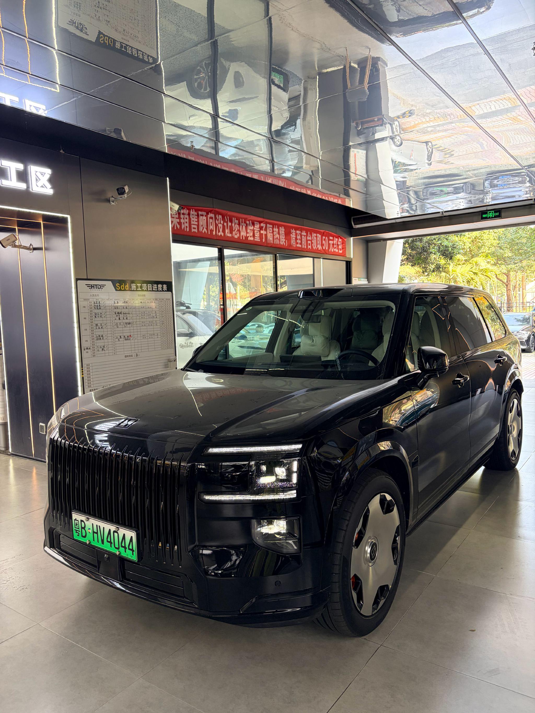 极氪9X车主贴隐私膜后称防晒又帅气