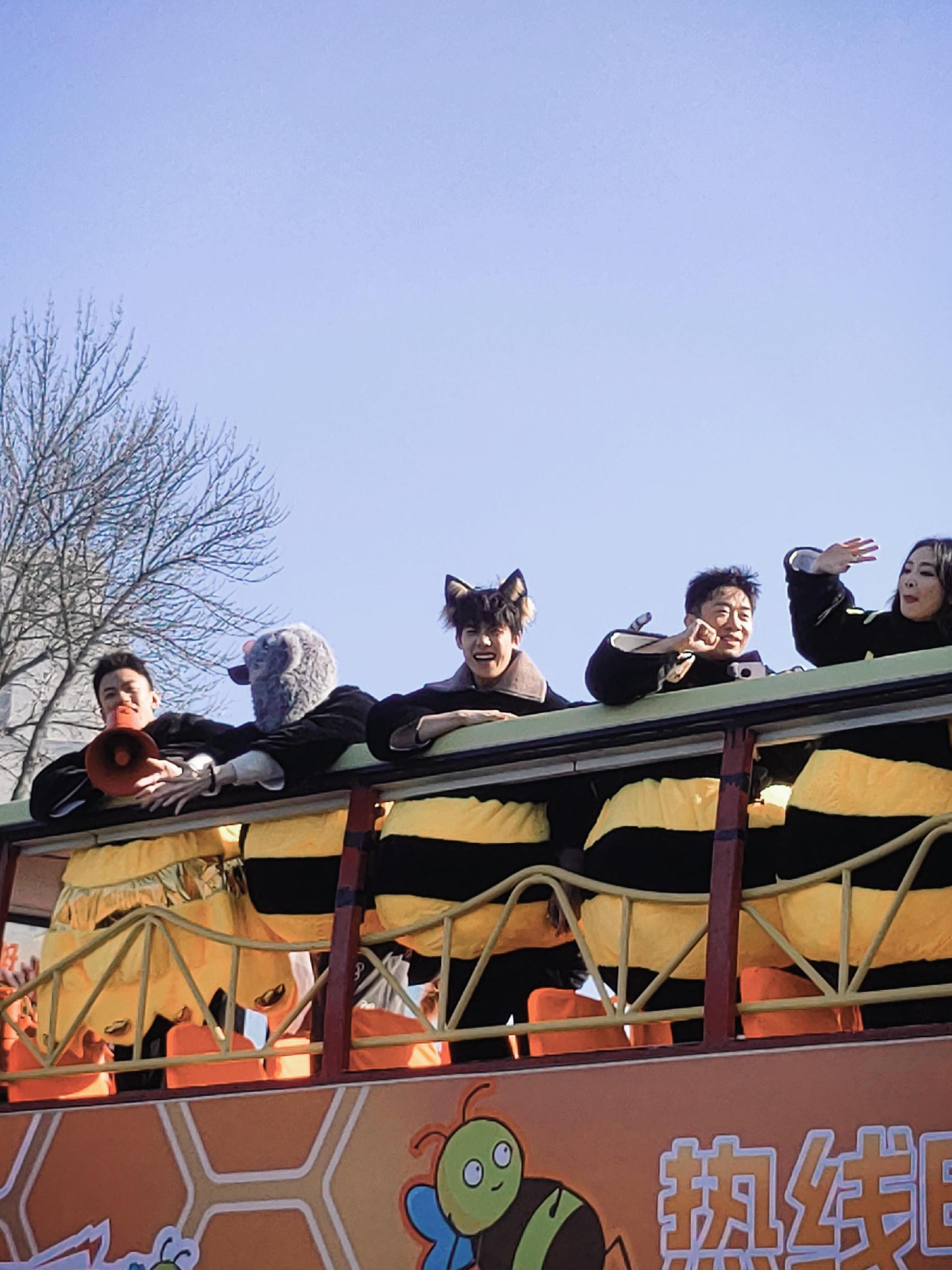 魏大勋周冬雨等明星穿蜜蜂服亮相周五晚高疯