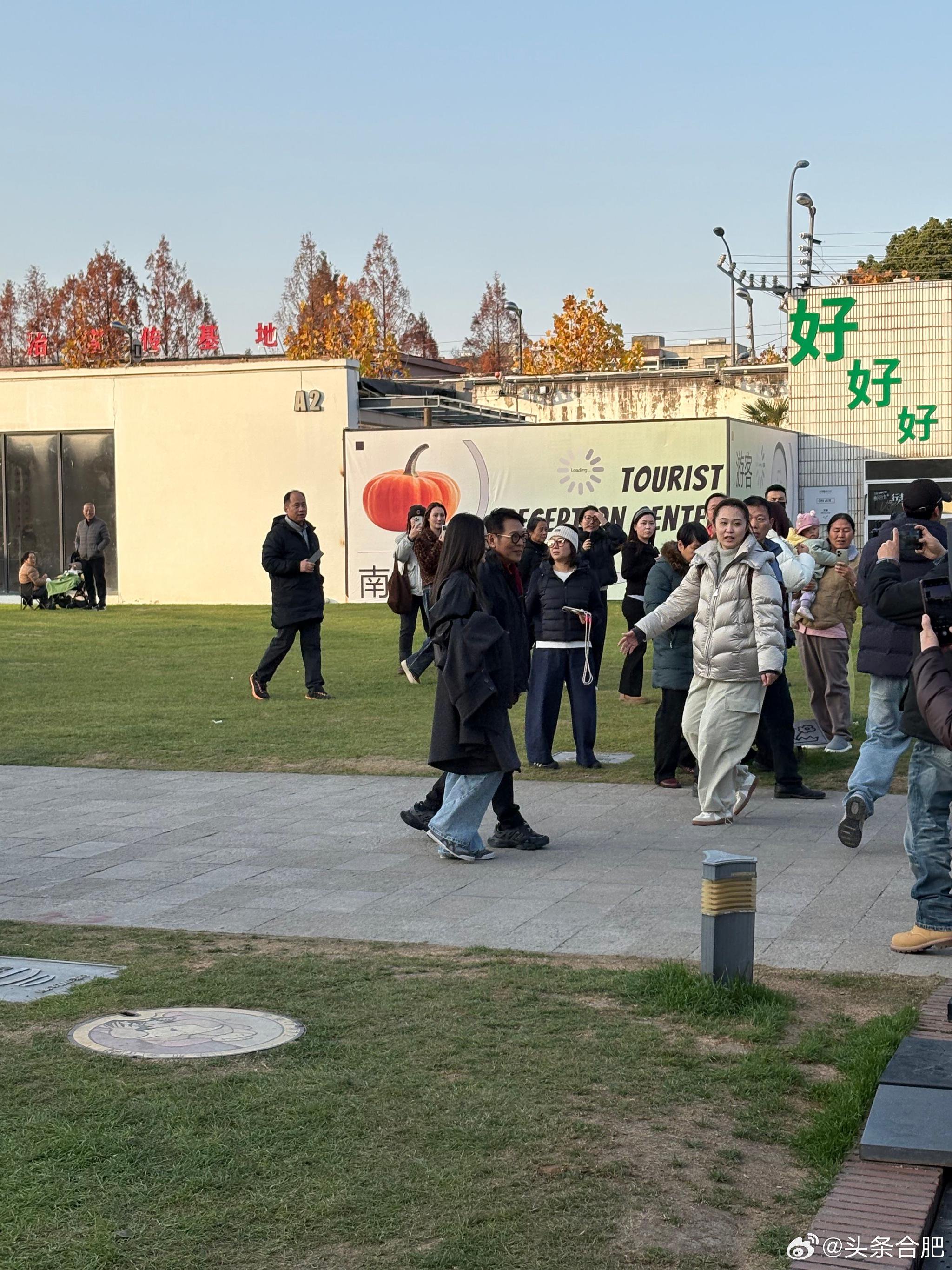 李连杰携女儿现身合肥街区