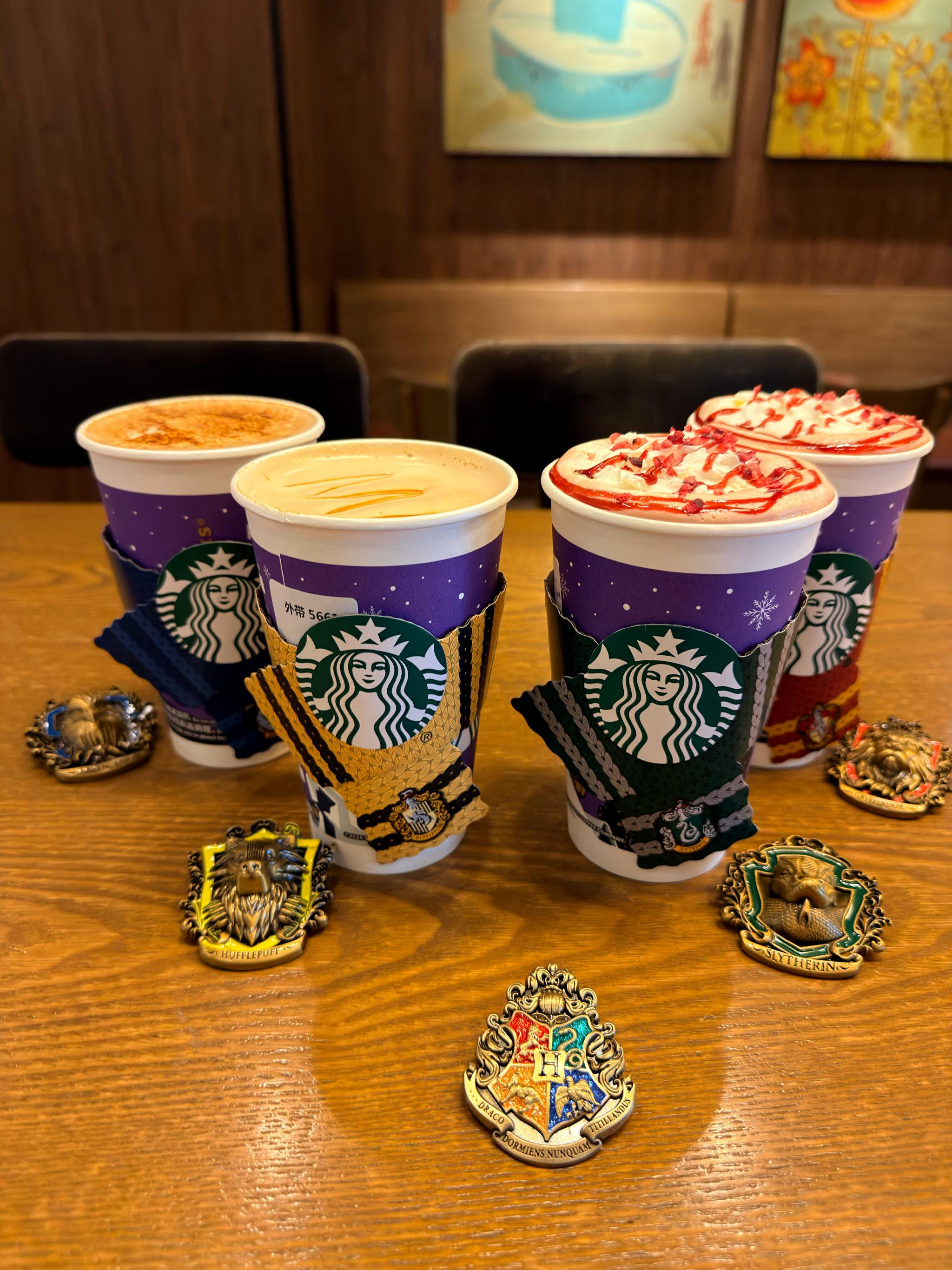 星巴克哈利波特联名热饮上市，巫师同学尝鲜魔杖摆件售罄