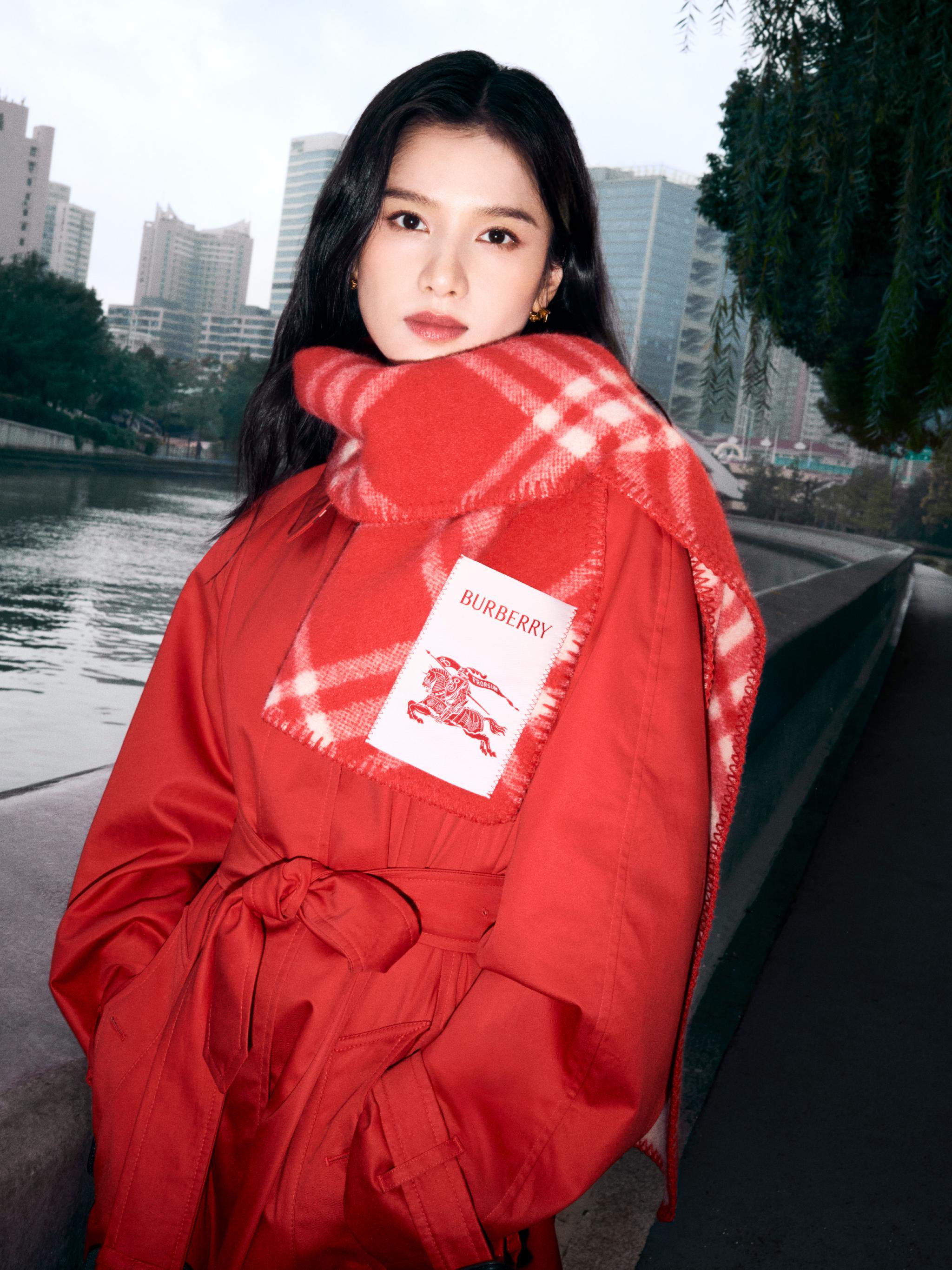 张婧仪演绎Burberry2026新禧贺岁大片，诠释马年英伦风尚