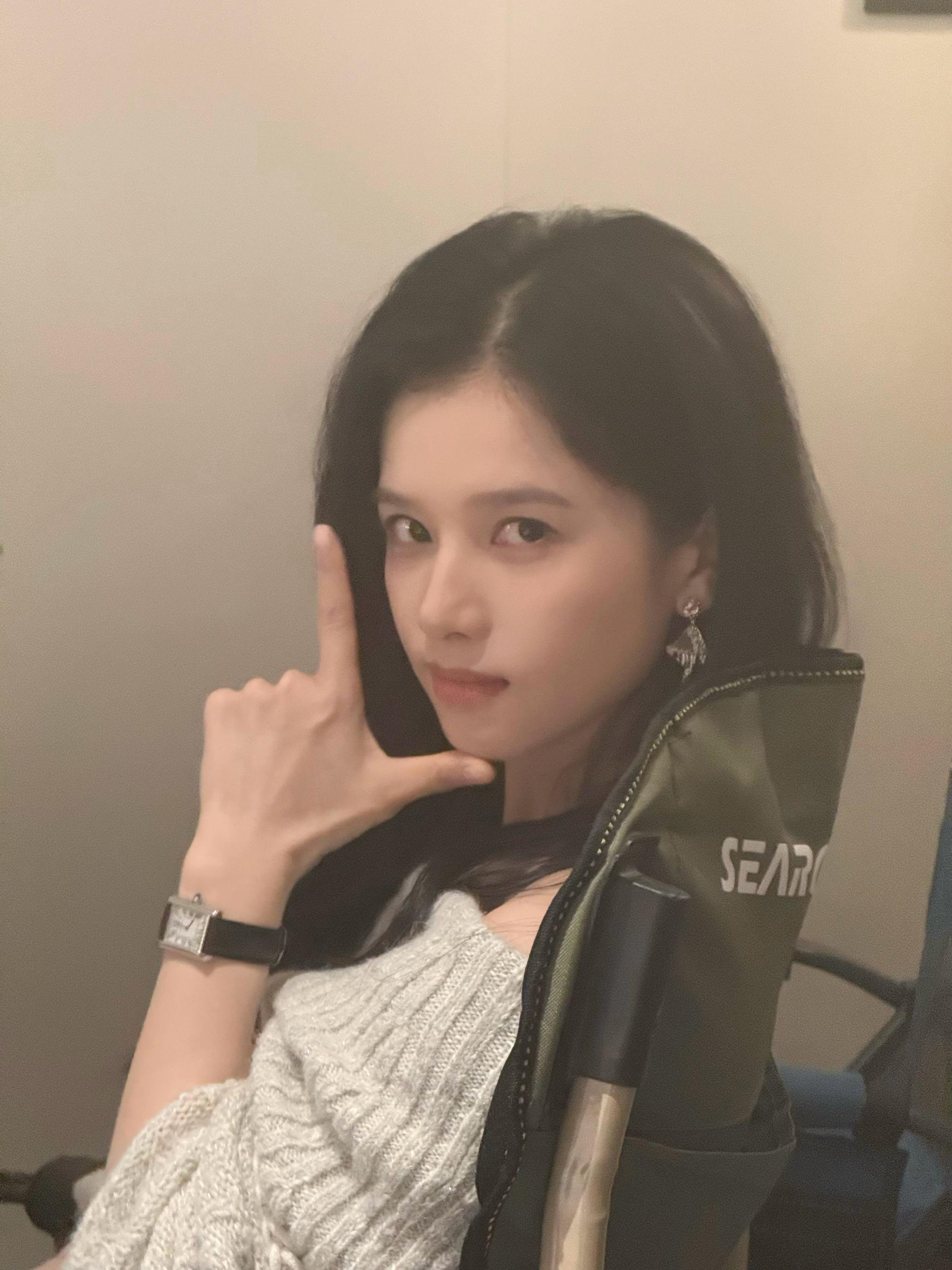 张婧仪冬雪片场日常照曝光，活力四射氛围感十足