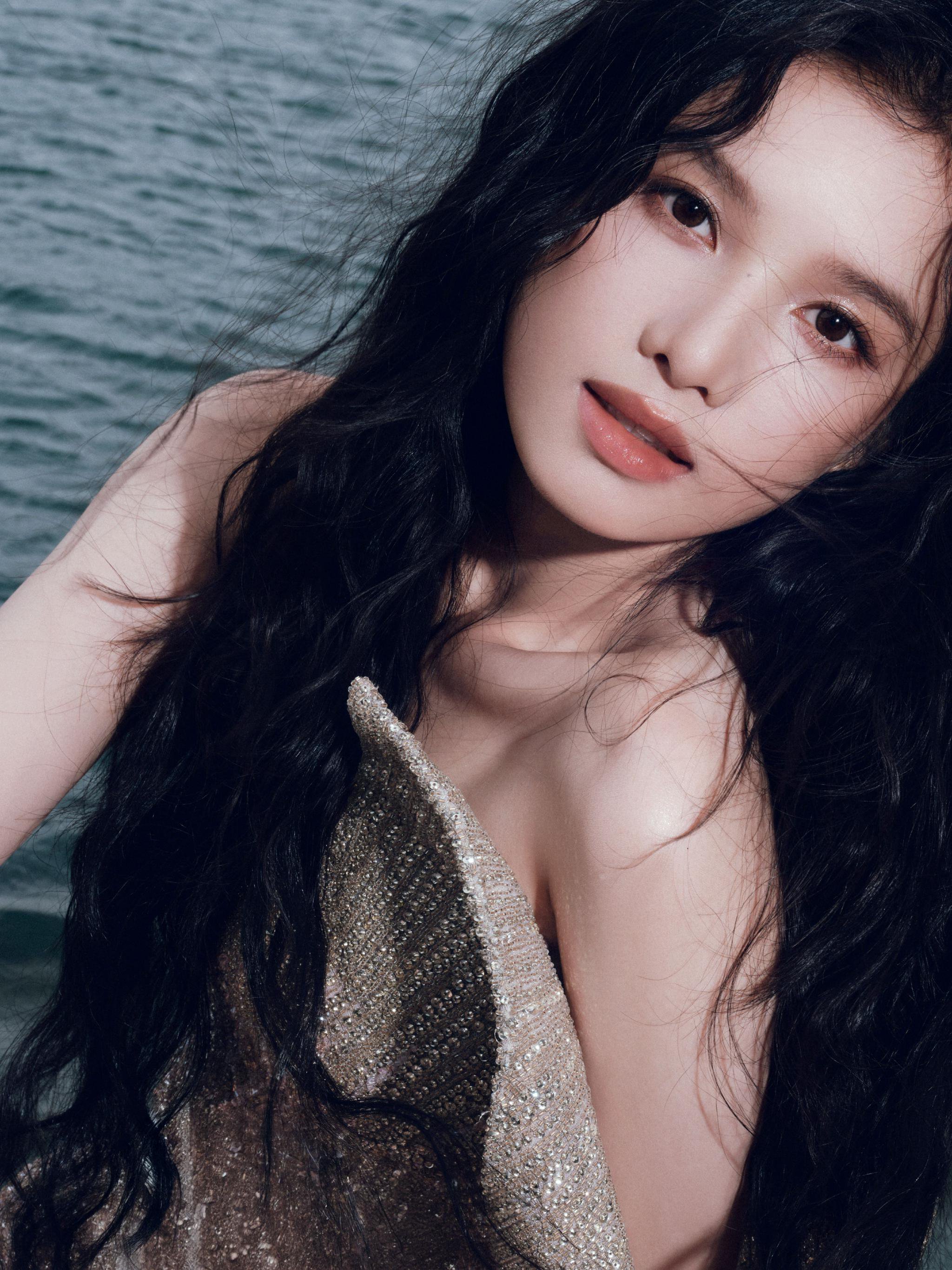 张婧仪着礼裙亮相温婉大气