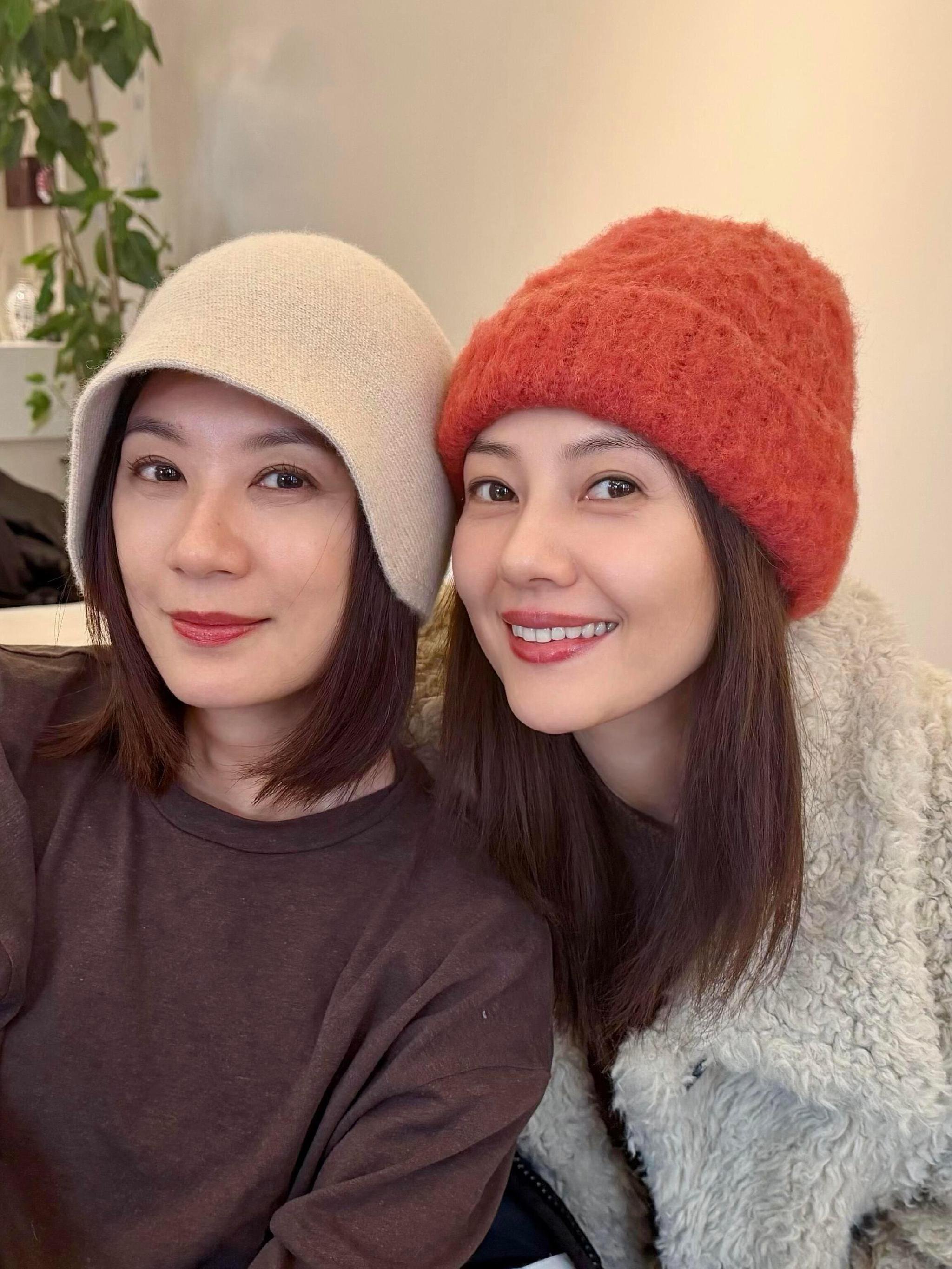 贾静雯高圆圆北京相聚晒妈妈合照