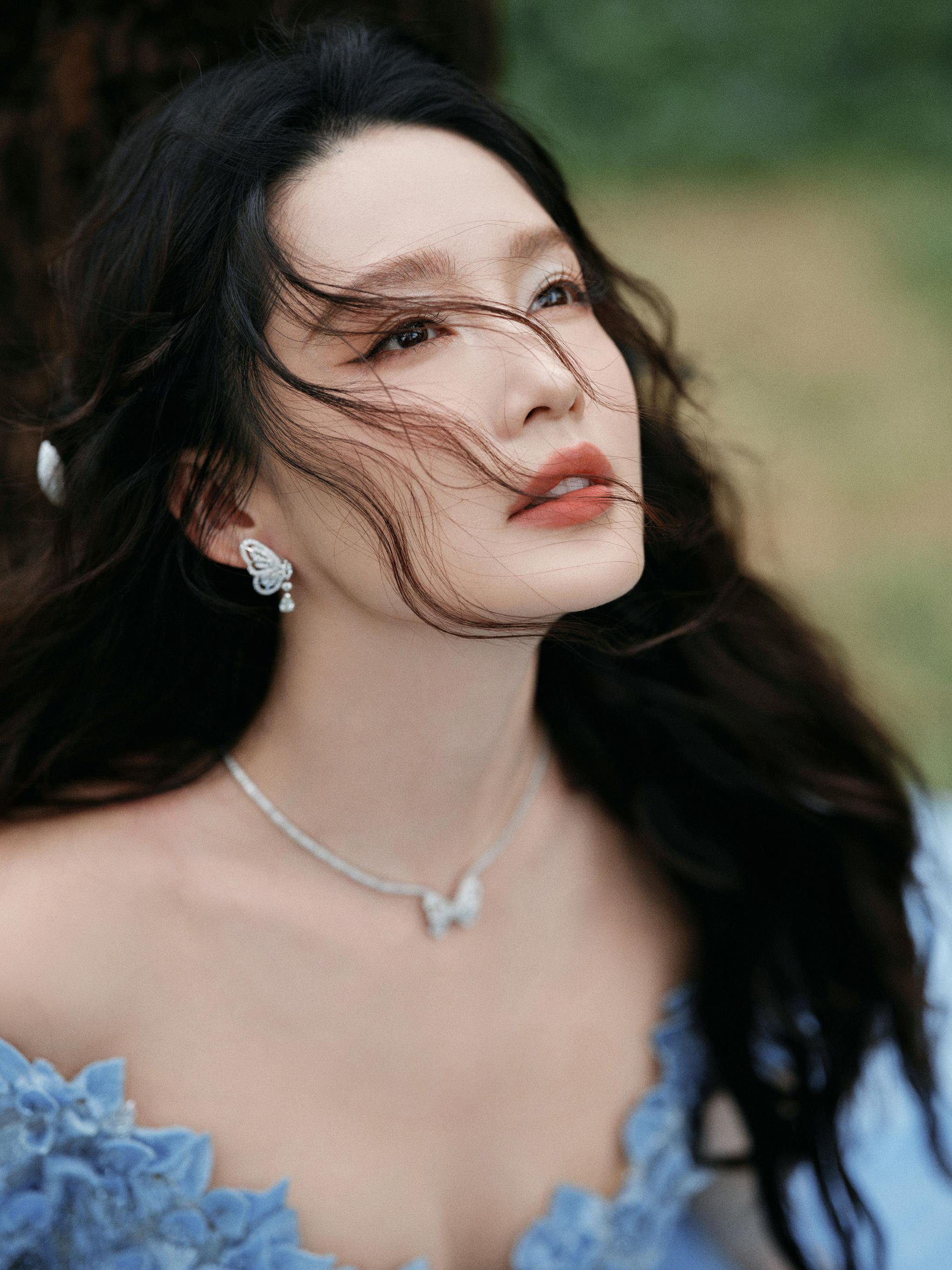 李沁冰蓝长裙演绎夏日海岛浪漫