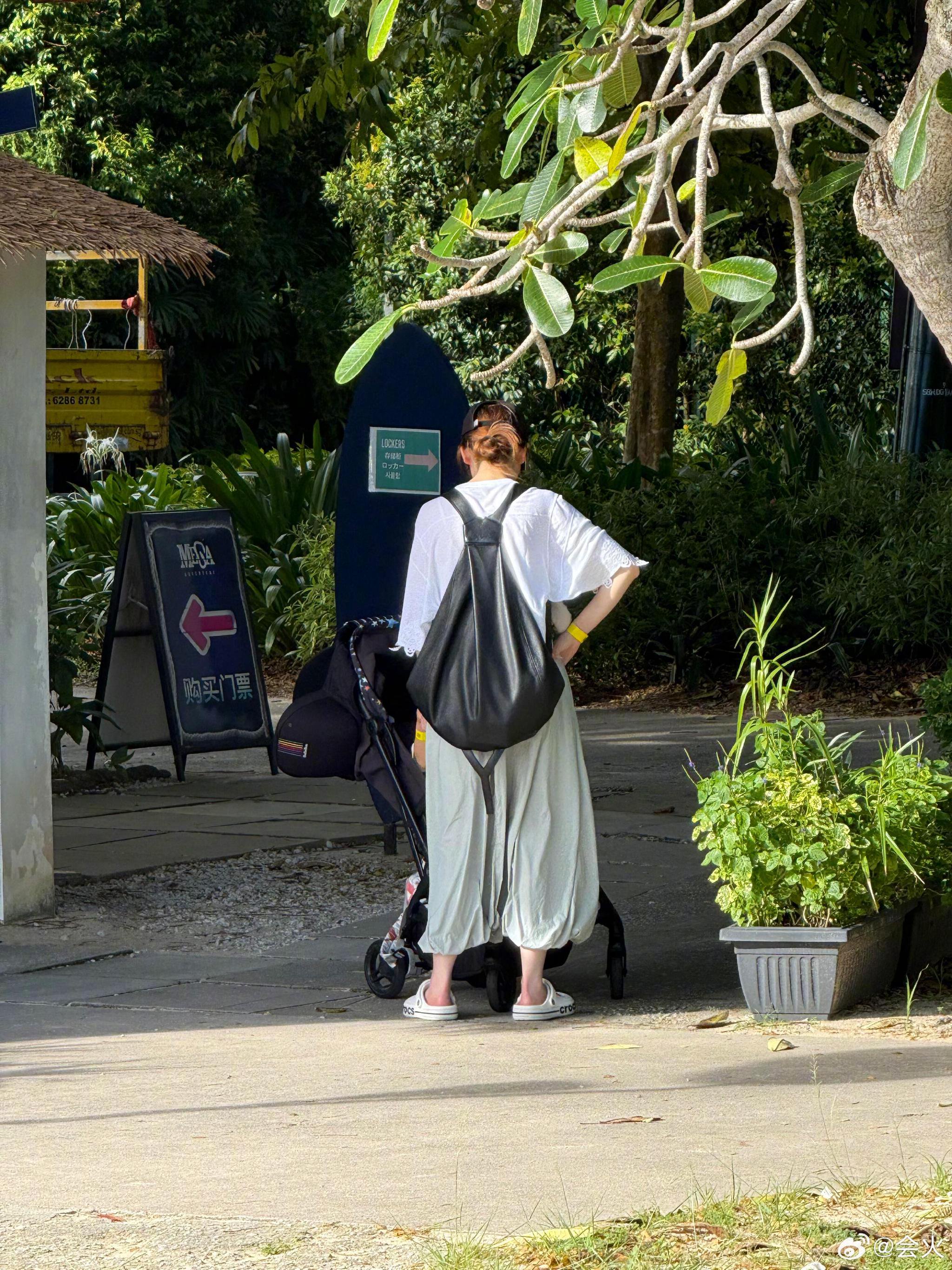 网友新加坡偶遇戚薇李承铉一家四口度假