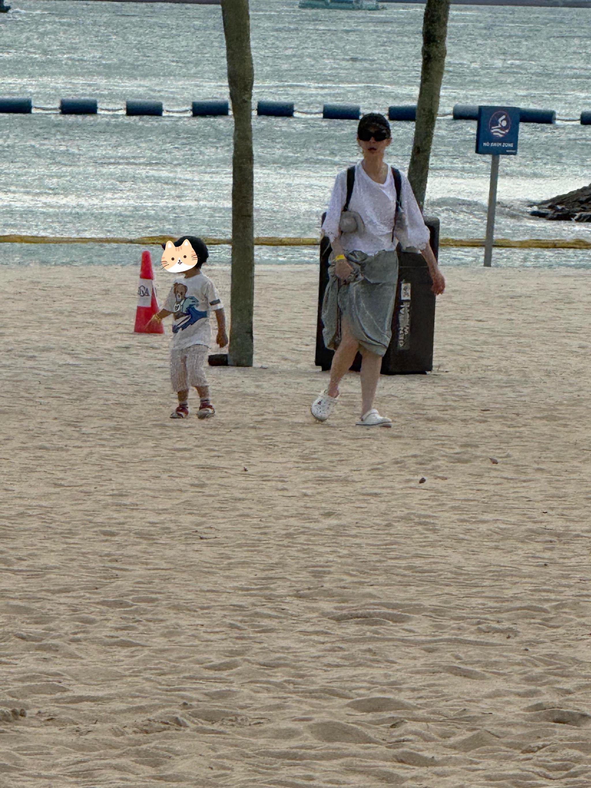 网友新加坡偶遇戚薇李承铉一家四口