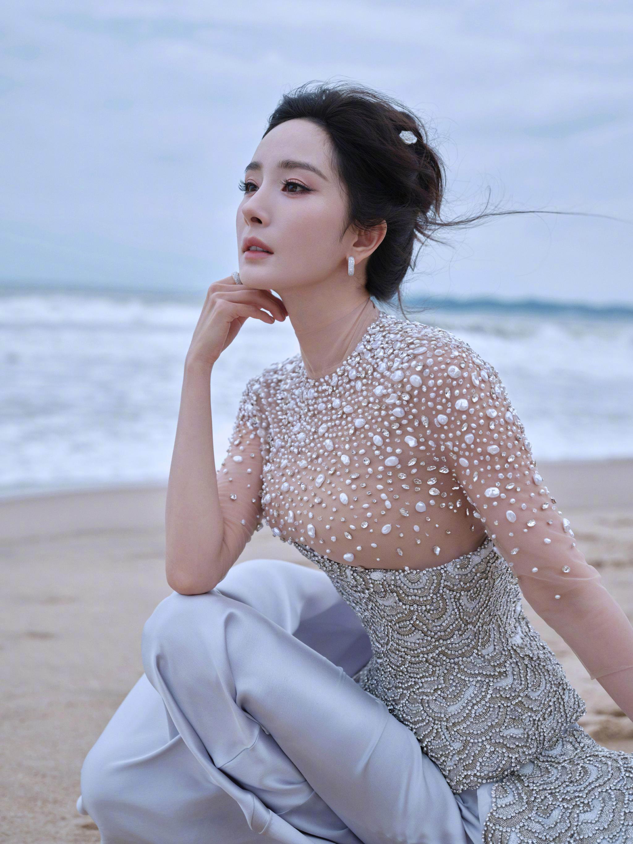 杨幂璀璨银纱造型亮相海岸