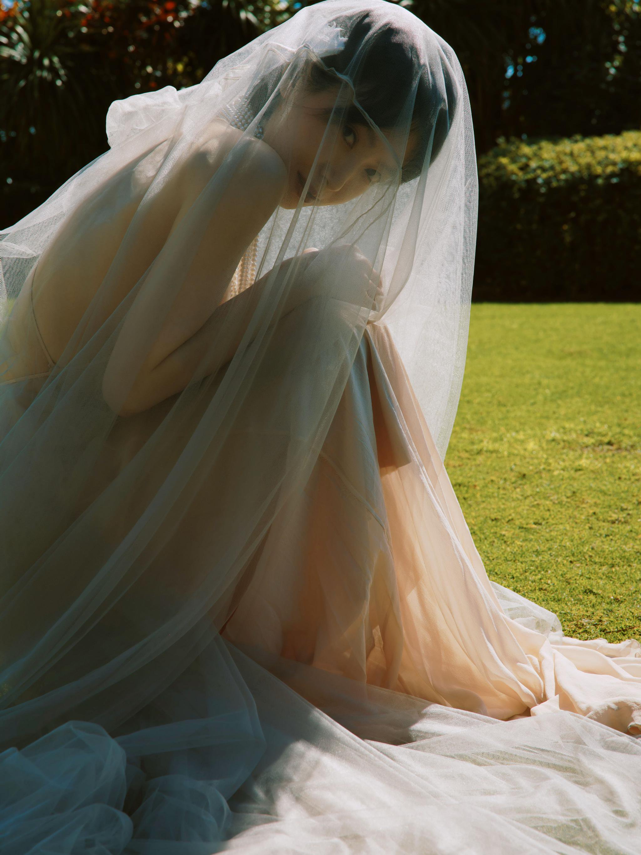 宋茜绿野薄纱裙亮相星光大赏，优雅温润天成