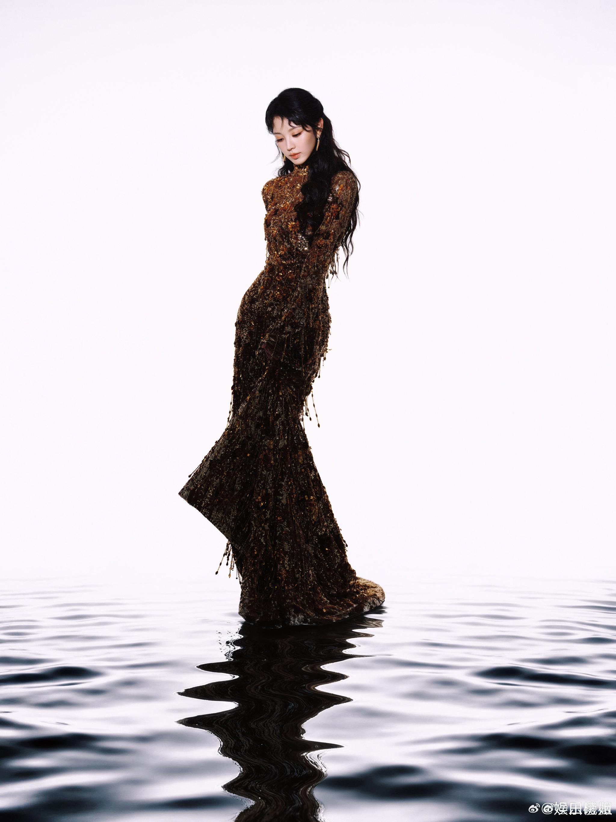 田曦薇星光大赏造型多变惊艳全场