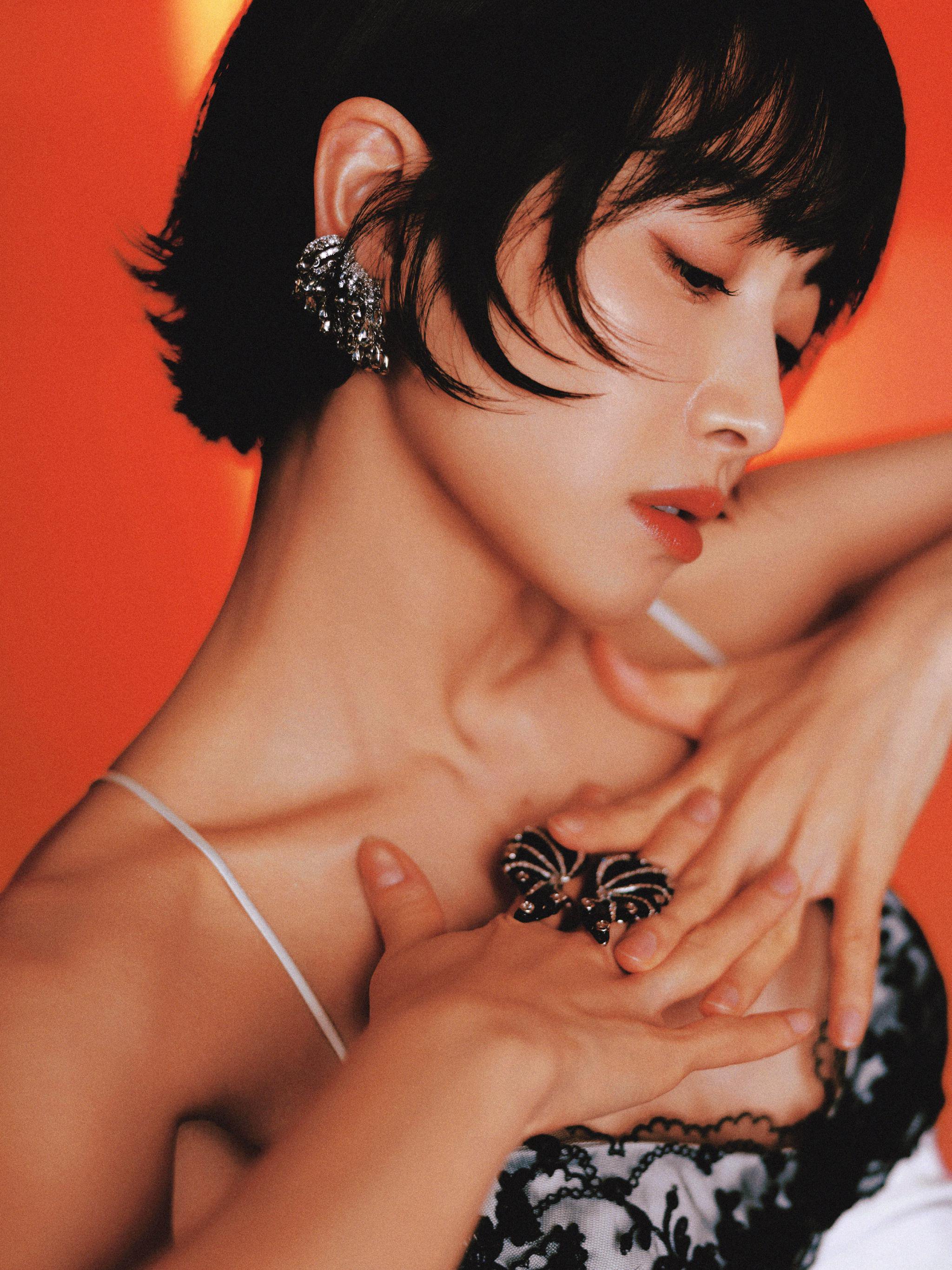 宋茜黑白造型亮相星光大赏，诠释纯粹风格语言